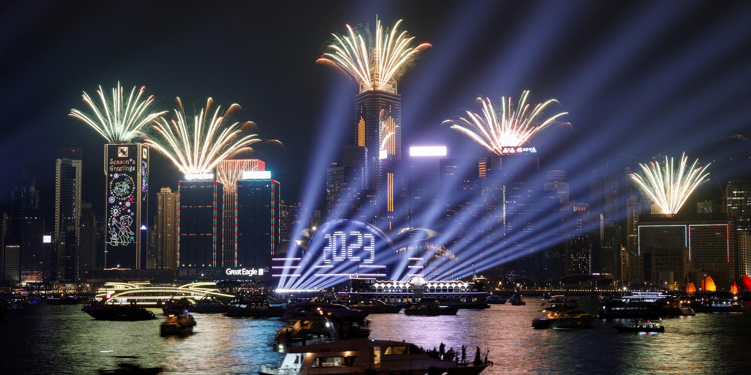 Feuerwerk über dem Victoria Harbour in Hong Kong, China