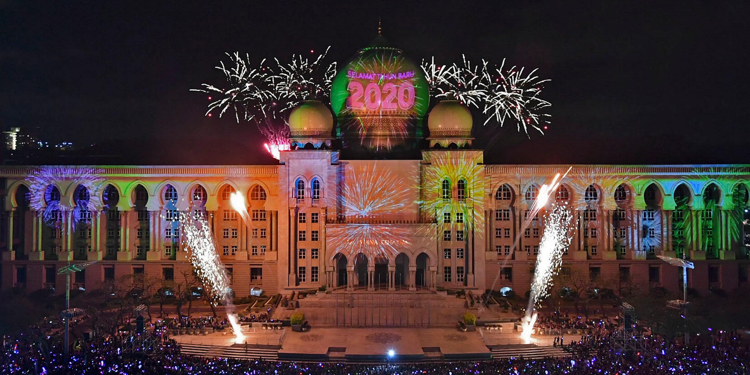 Feuerwerk wird bei Neujahrsfeierlichtkeiten über dem Perdana Putra in Malaysia gezündet (17 Uhr MEZ)