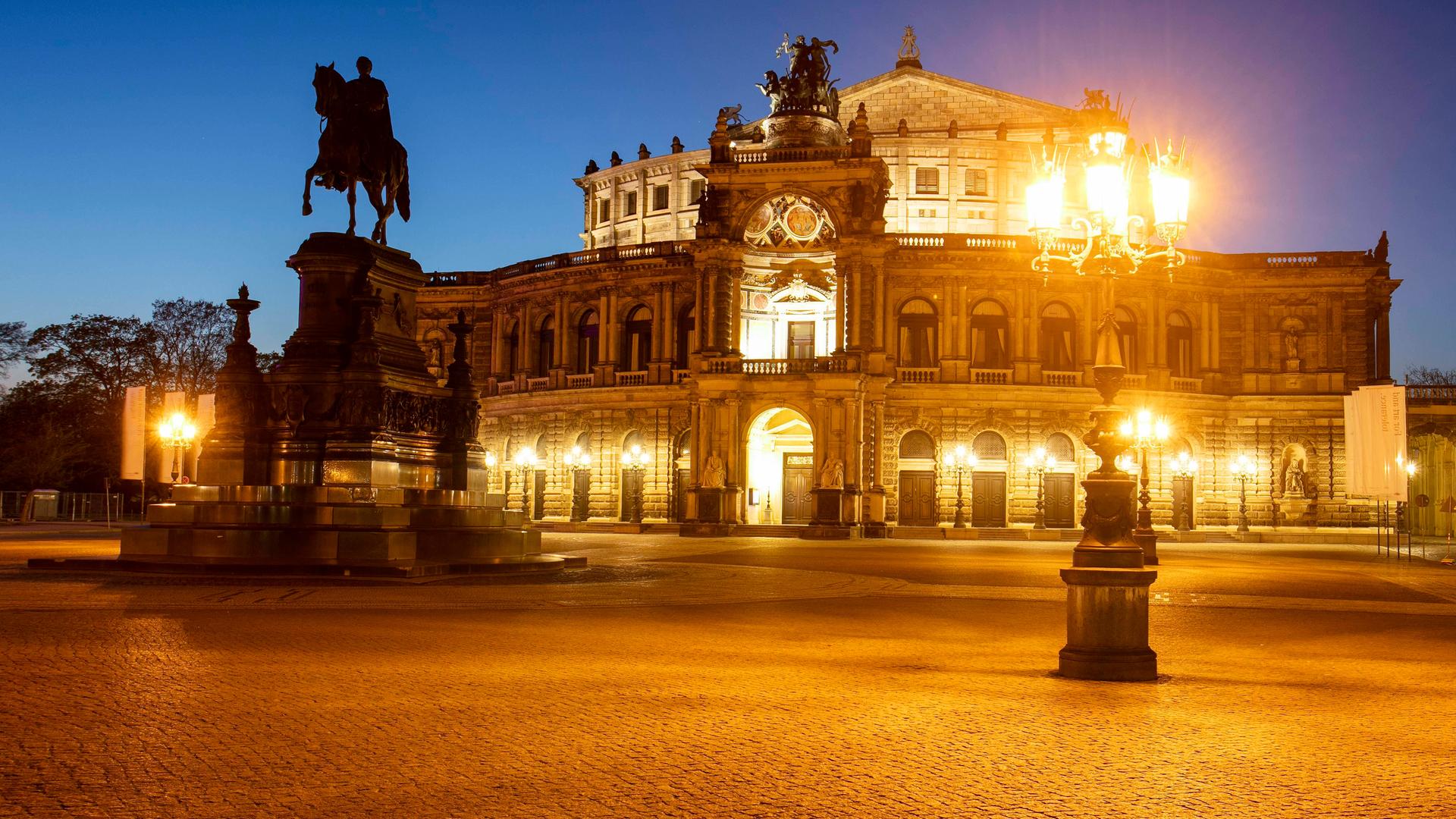 Semperoper Dresden am Abend.
