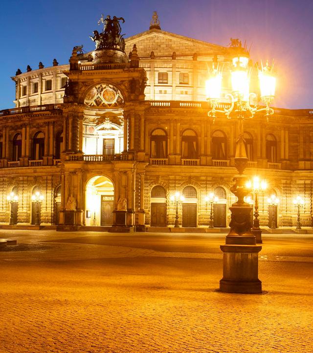 Semperoper Dresden am Abend.