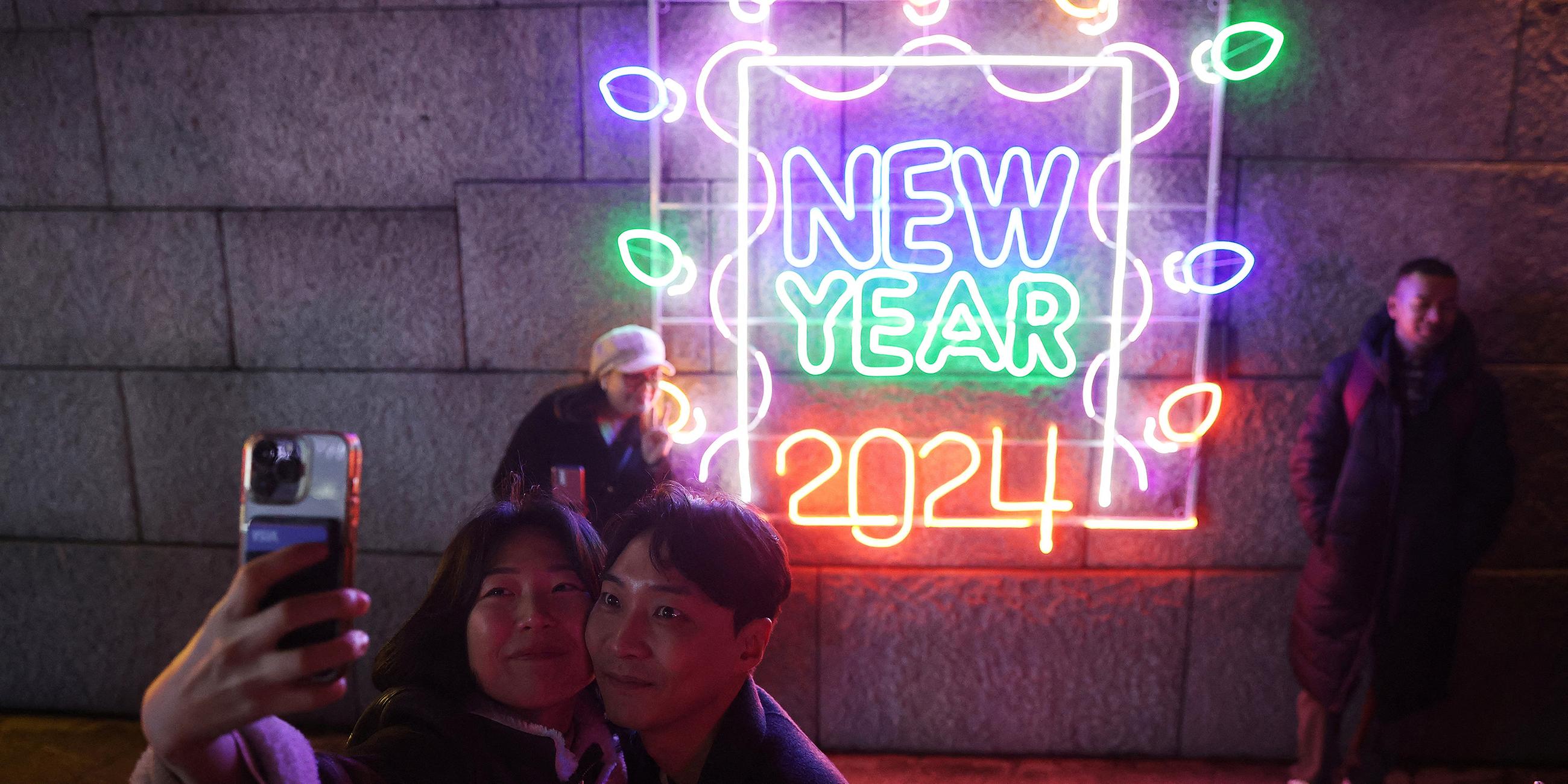 Ein Pärchen macht ein Selfie zu Neujahr in Seoul, Südkorea