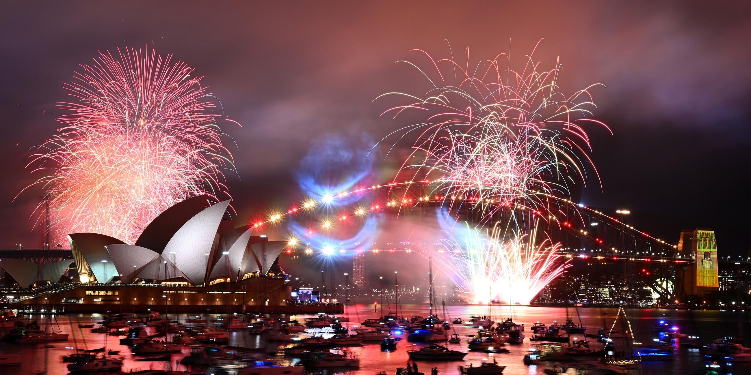 Feuerwerk über der Harbour Bridge in Sydney