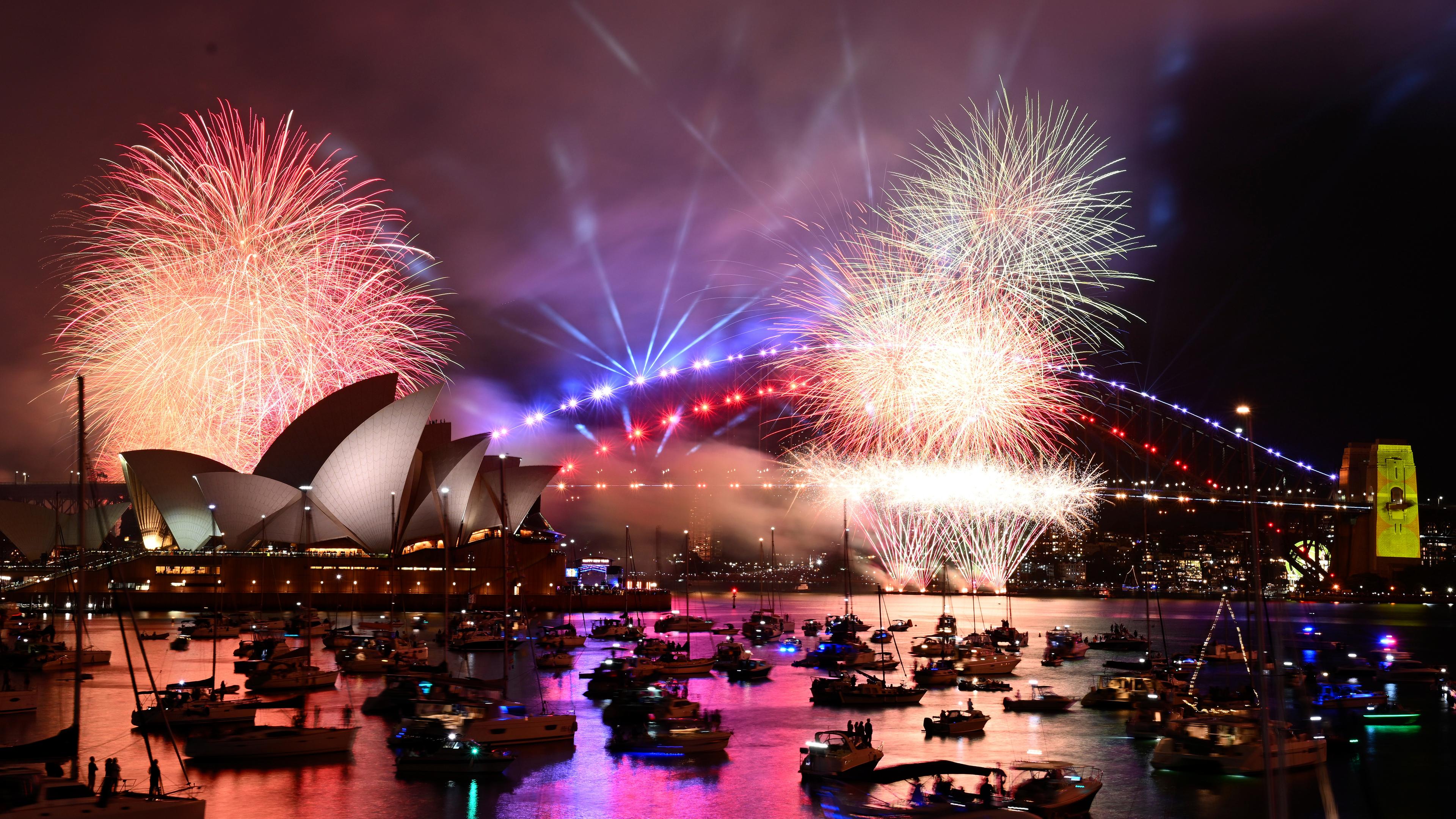 Ein Feuerwerk explodiert über dem Hafen von Sydney, als die Silvesterfeierlichkeiten beginnen.