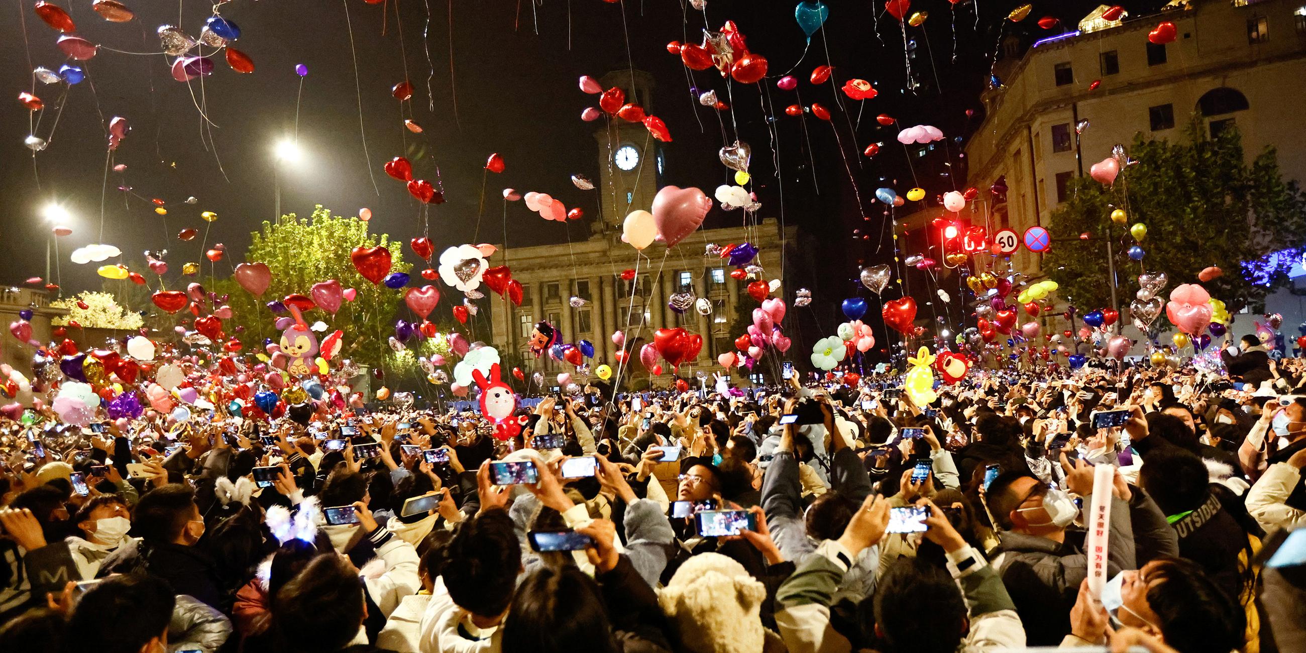 In Wuhan werden Ballons zur Feier des neuen Jahres in den Nachthimmel entlassen