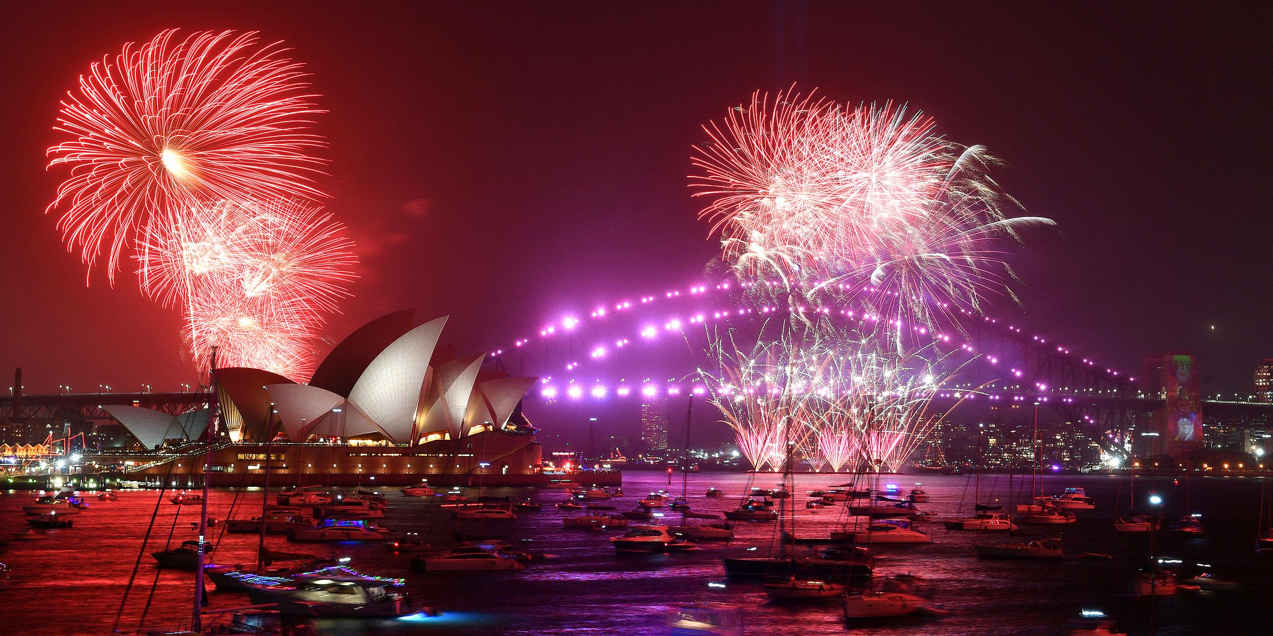 Feuerwerk über der Sydney Harbour Bridge, Australien