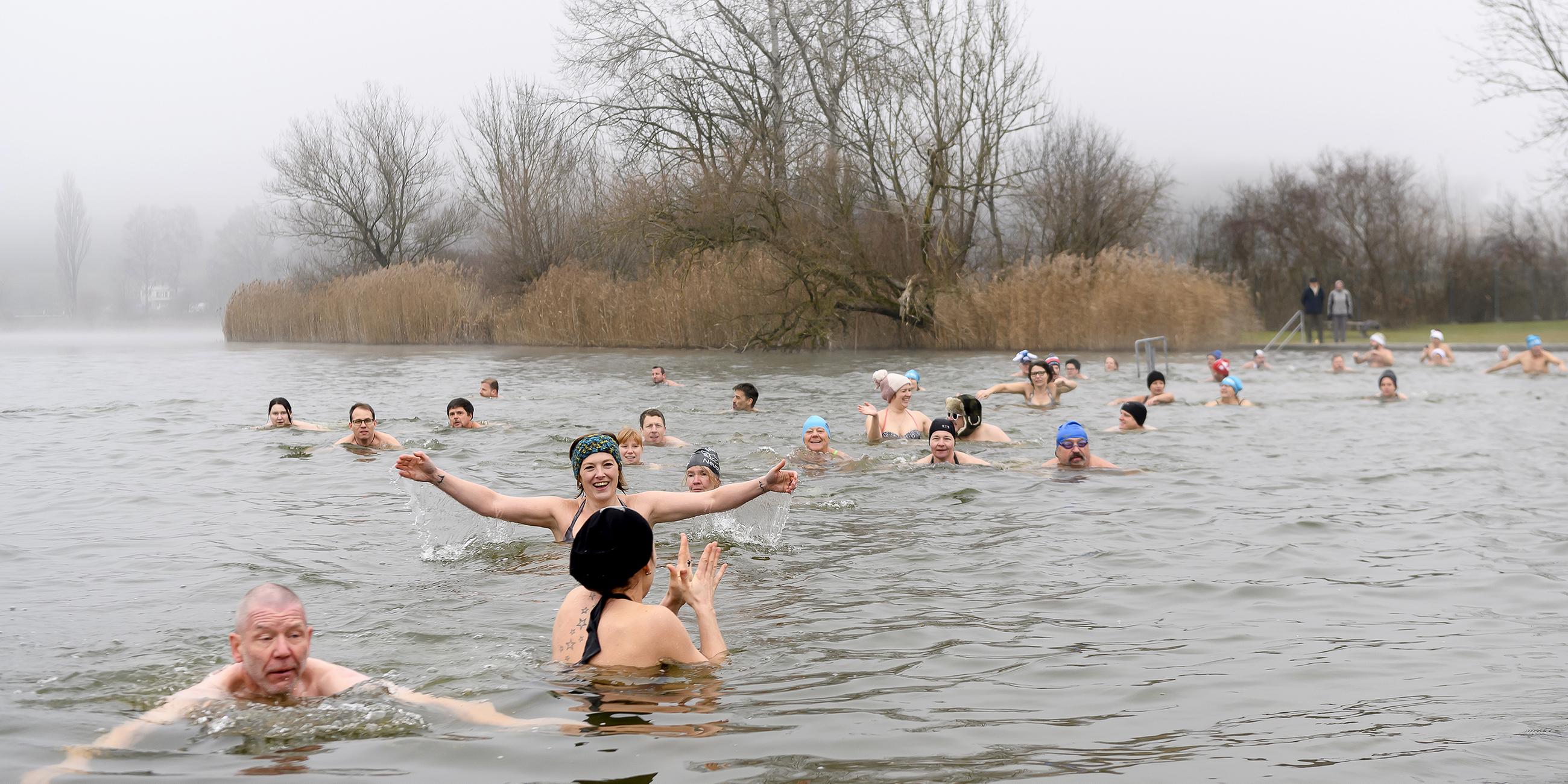 Silvesterschwimmenn bei 4 Grad Celsius Wassertemperatur im Moossee bei Moosseedorf, Schweiz