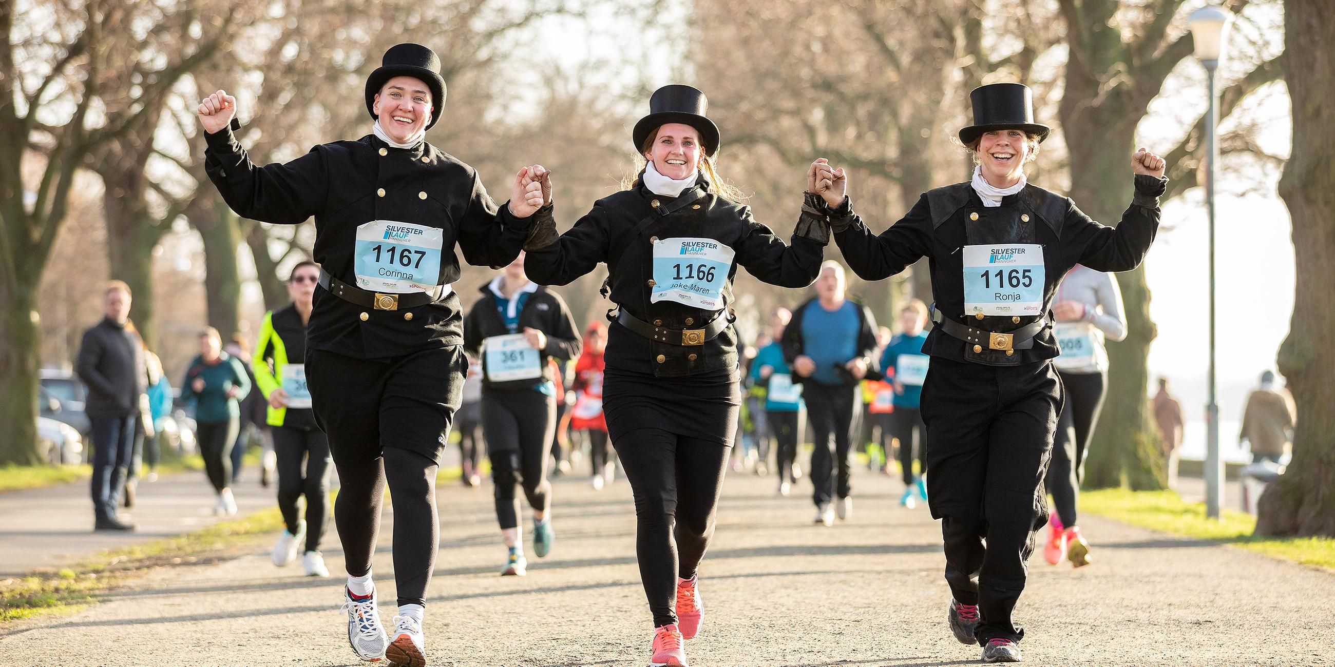 Teilnehmer beim Silvesterlauf in Hannover laufen die rund 5,8 km lange Strecke in Arbeitskleidung.