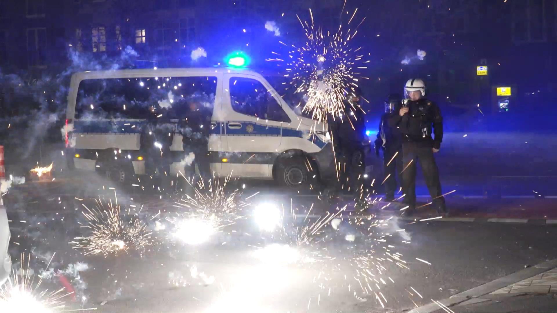 Polizisten werden in der Silvesternacht in Berlin mit Feuerwerkskörpern angegriffen