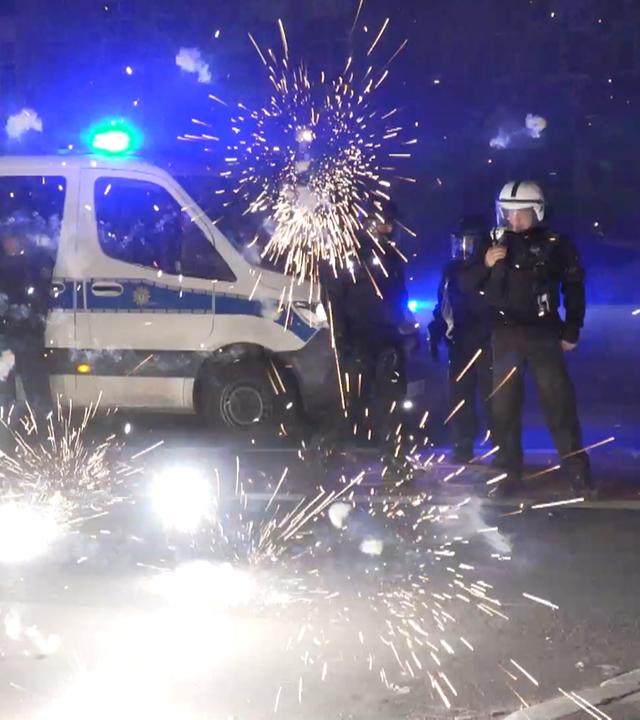 Polizisten werden in der Silvesternacht in Berlin mit Feuerwerkskörpern angegriffen