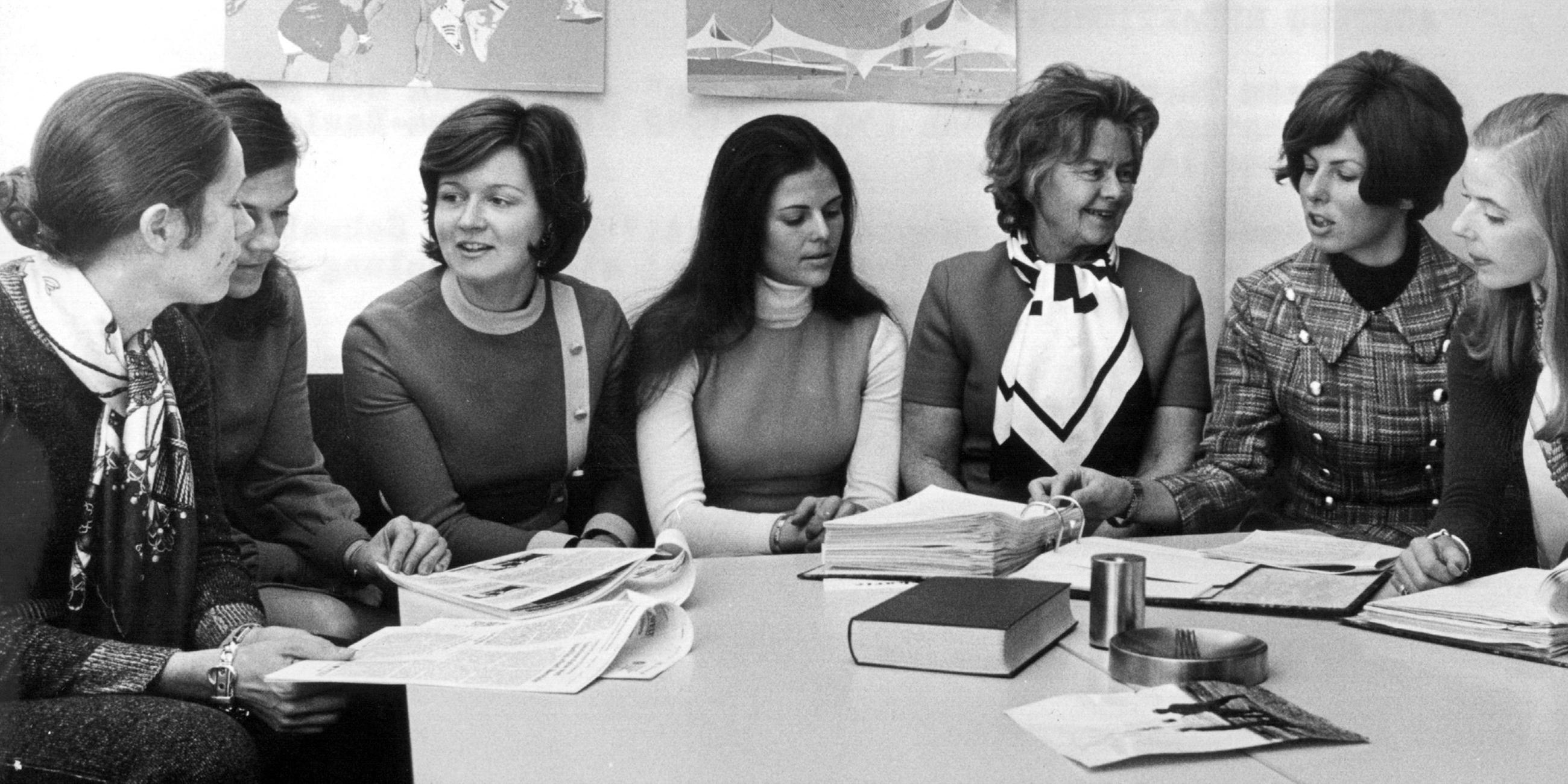 Archiv: Silvia nimmt mit anderen Hostessen an einer Schulung vor den Olympischen Spielenin München 1972 teil