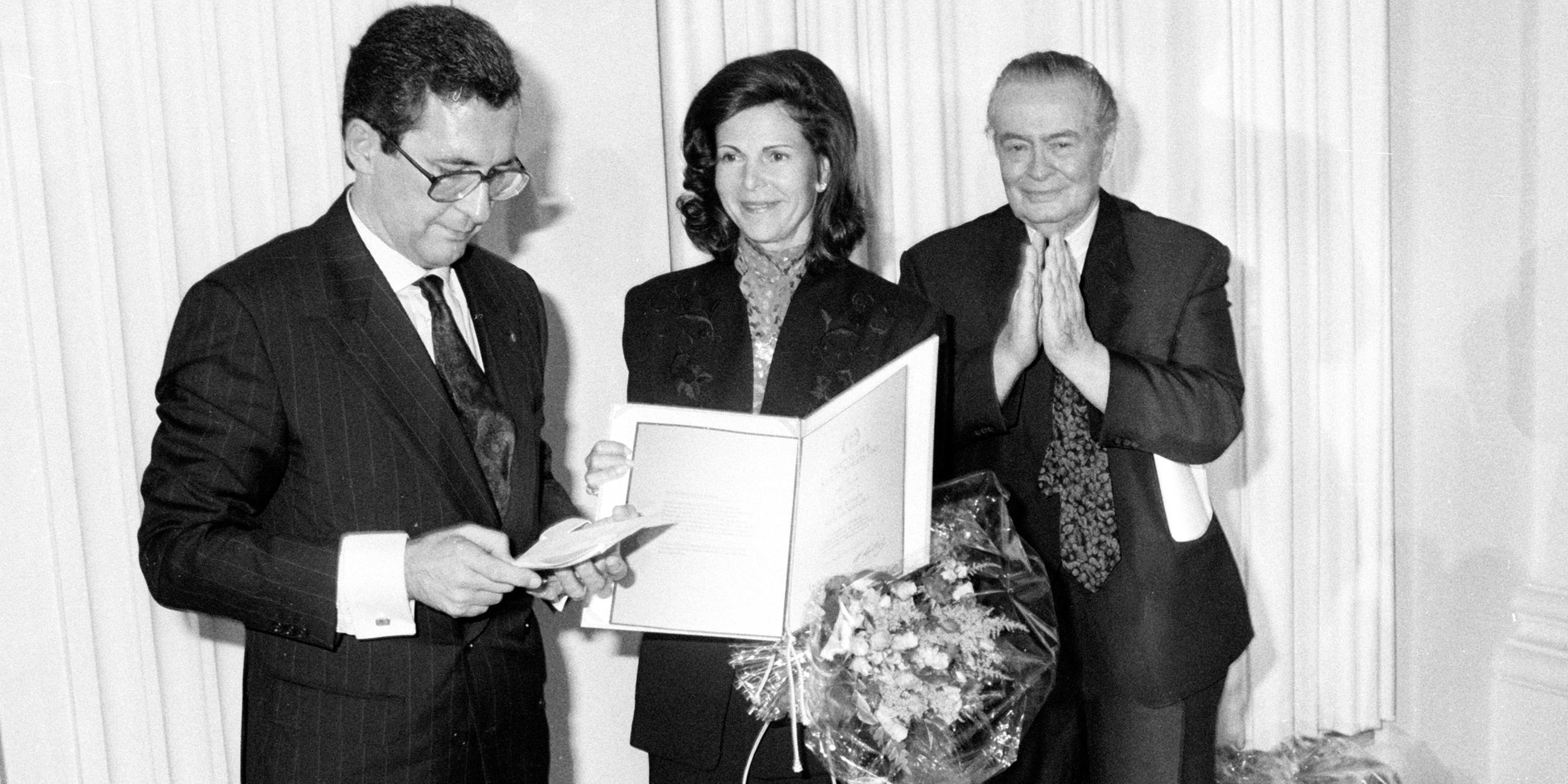 Archiv: Silvia bekommt den Deutschen Kulturpreis für ihren Einsatz für den Behindertensport im Jahre 1990 verliehen
