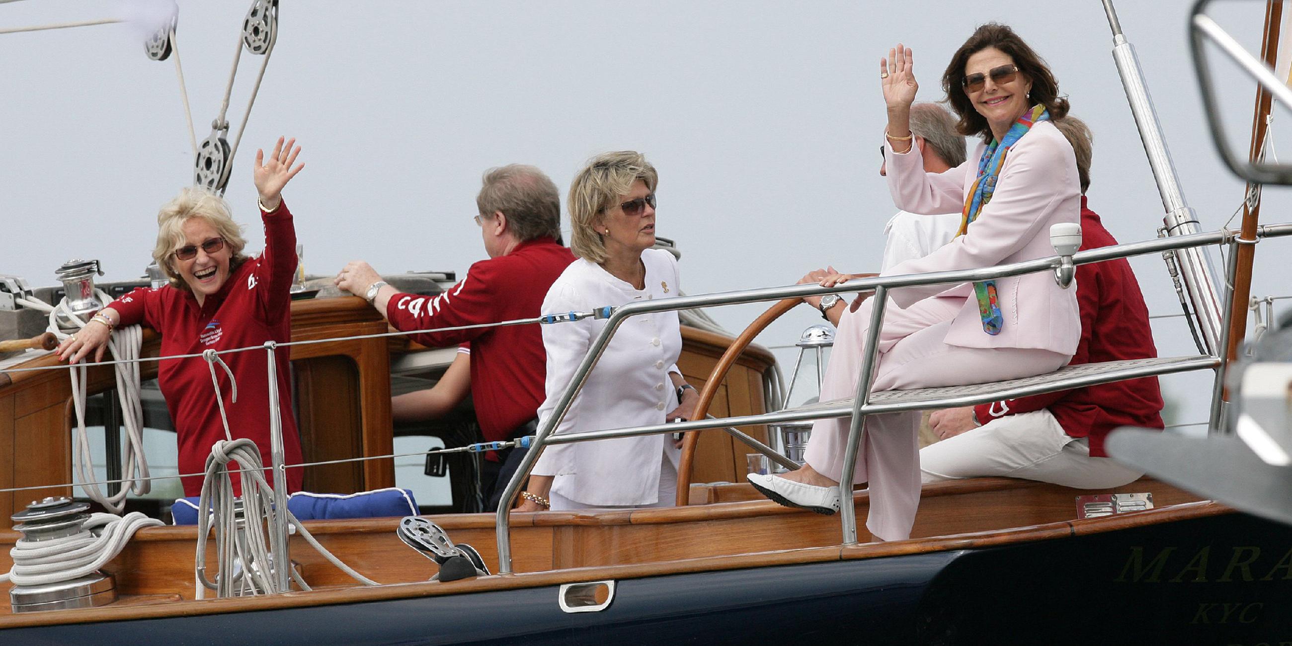 Archiv: Schwedens Königin Silvia (r) und die Kieler Oberbürgermeisterin Angelika Volquartz (l) winken am 06.07.2008 in Strande bei Kiel Seglern zu