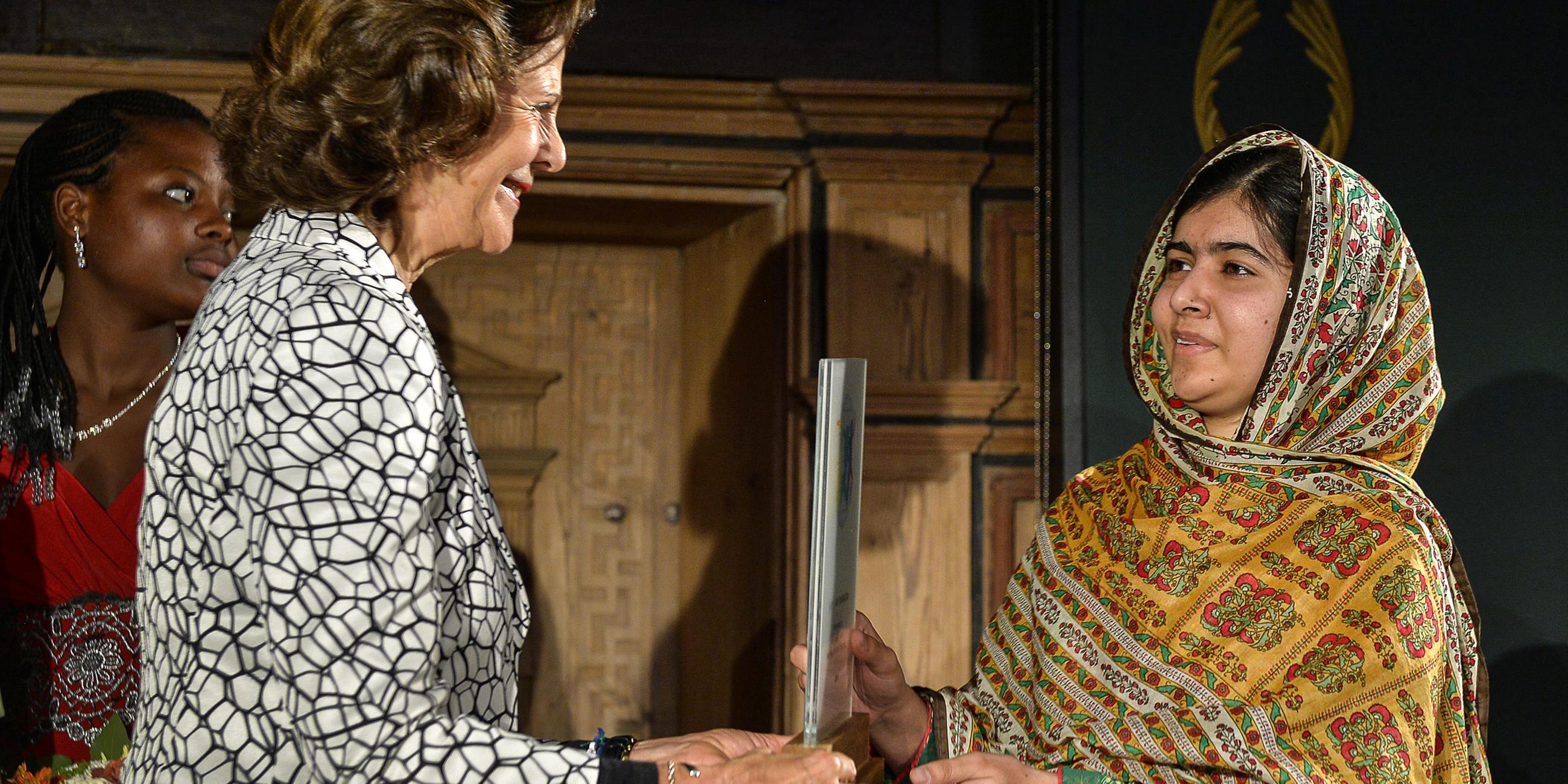 Archiv: Königin Silvia verleiht der Friedensnobelpreisträgerin Malala Yousafzai den "World’s children’s prize" am 29.10.2014