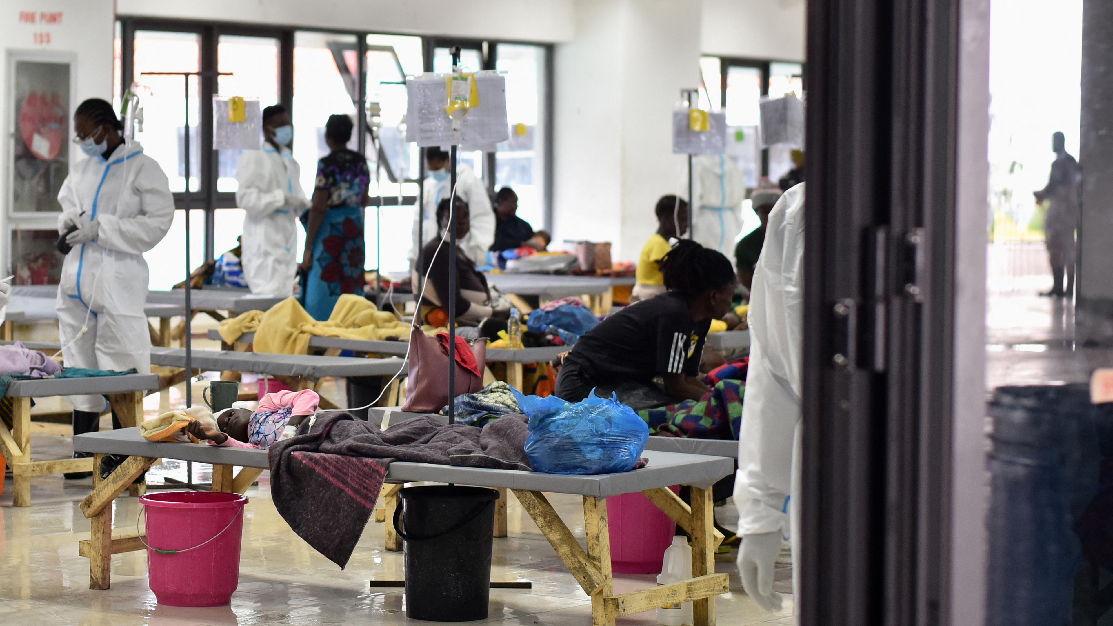Simbabwe, Lusaka: Menschen werden in einer Cholera-Notfalleinrichtung behandelt