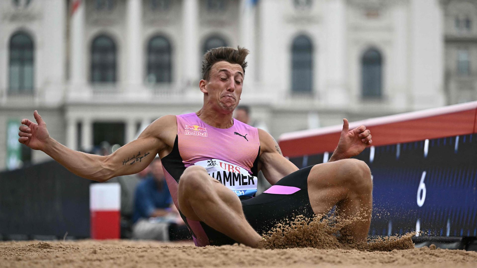 Der Schweizer Simon Ehammer kämpft im Weitsprung-Finale der Weltklasse Diamond League auf dem Sechseläutenplatz.