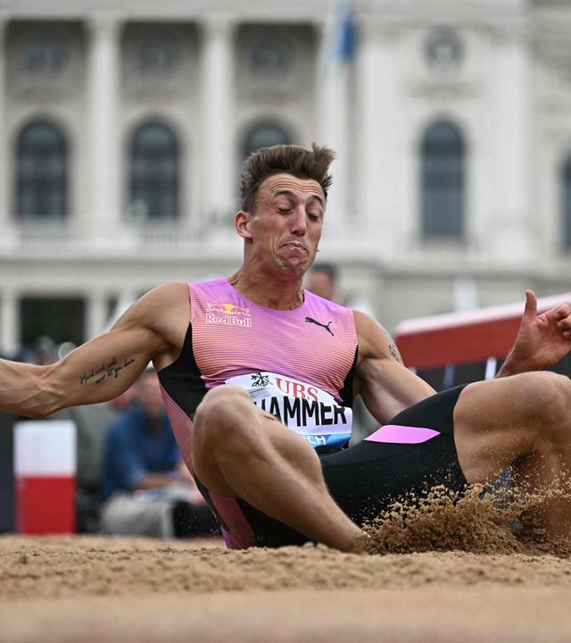 Der Schweizer Simon Ehammer kämpft im Weitsprung-Finale der Weltklasse Diamond League auf dem Sechseläutenplatz.
