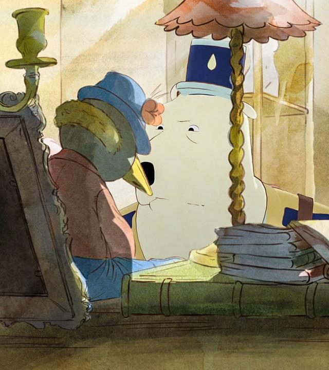 Der Dorfpolizist ist auf der Suche nach Celestines Stoffpinguin Simon. Im Schaufenster des Trödlers schaut er auf einen Pinguin, der neben allerlei anderem Krempel an einem Bild angelehnt da sitzt.