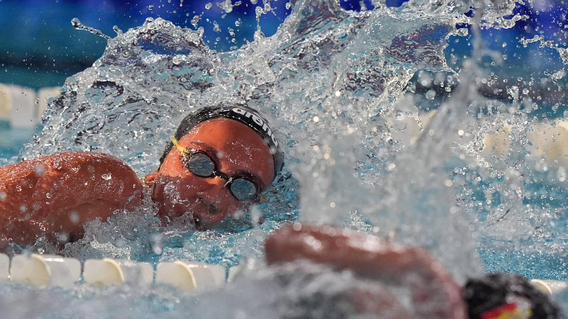 Simona Quadarella mit der Goldmedaille über 800 Meter Freistil bei den Schwimm-Europameisterschaften 2026.