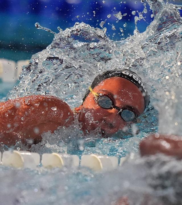 Simona Quadarella mit der Goldmedaille über 800 Meter Freistil bei den Schwimm-Europameisterschaften 2026.