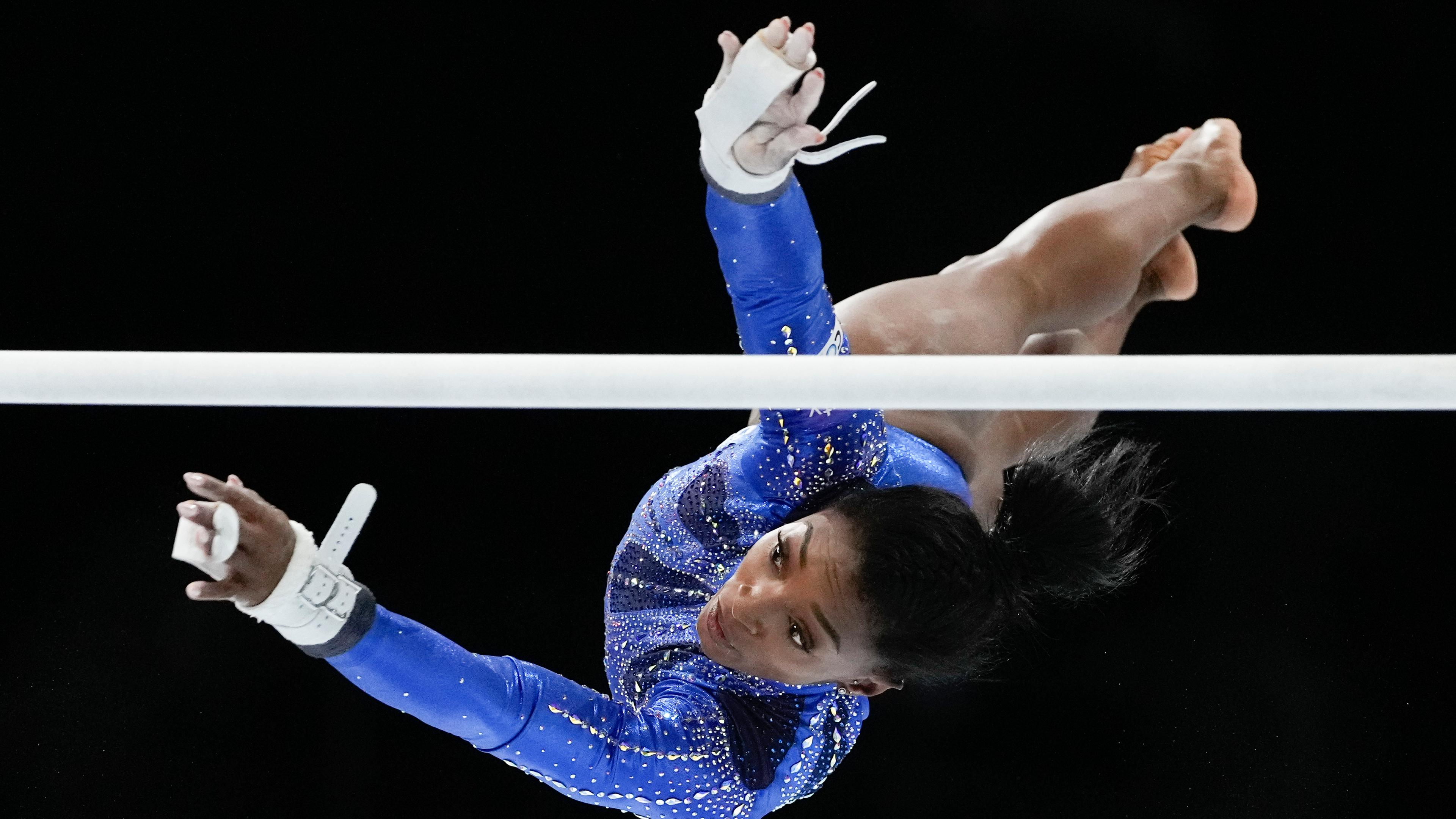 Simone Biles am Stufenbarren am 06.10.23 in Antwerpen.