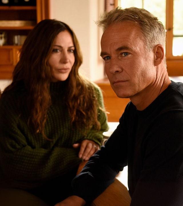 "Frühling - Holla, die Waldfee": Katja Baumann (Simone Thomalla) und Mark Weber (Marco Girnth) sitzen an einem Tisch.