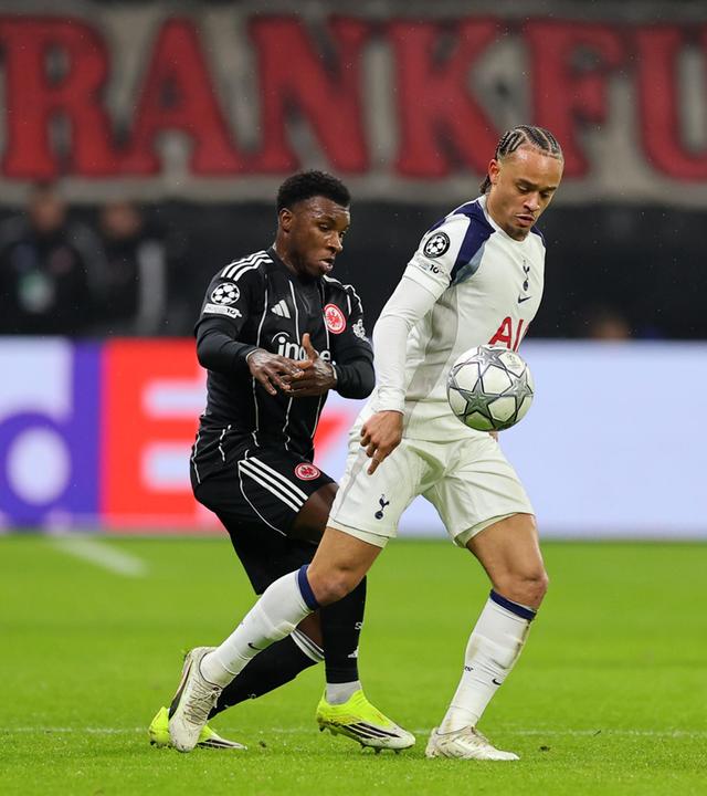 Aurelio Buta und Xavi Simons am 28.01.2026 in Frankfurt. 