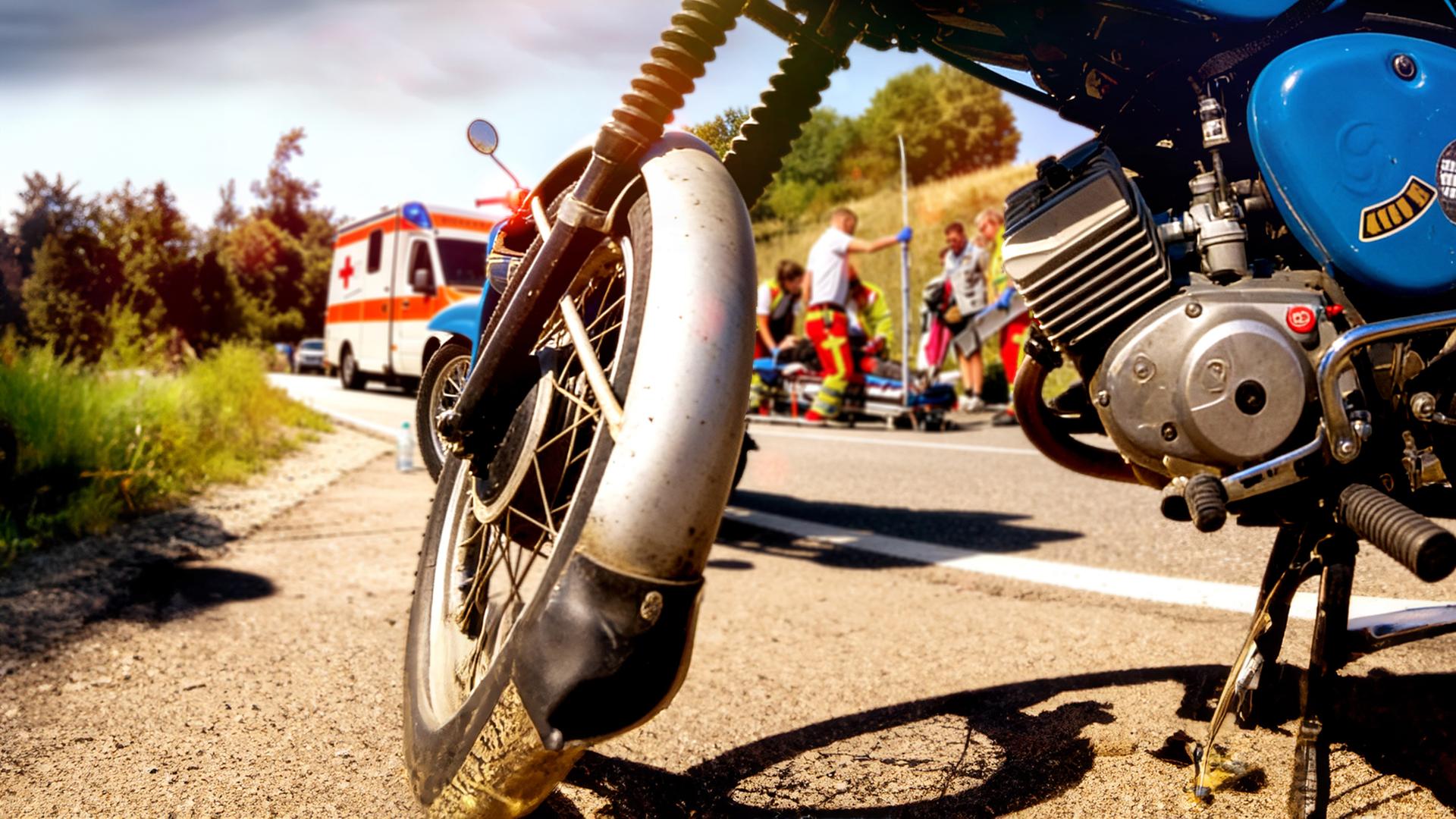 Im Vordergrund steht ein blaues Simson-Moped. Im Hintergrund ist eine Unfallszene mit Rettungswagen, Sanitätern und einem Menschen, der auf einer Trage liegt, zu sehen. Die Perspektive auf die Szenerie ist KI-generiert.