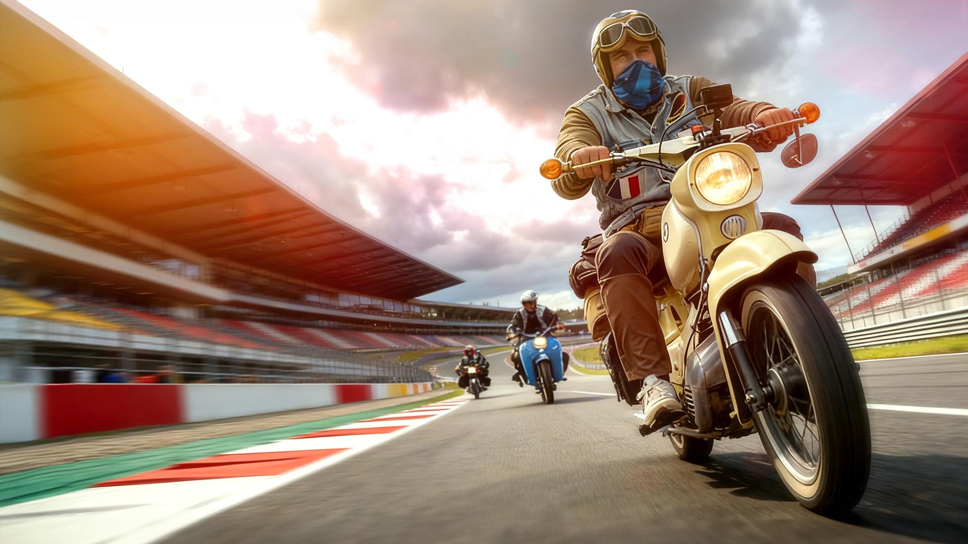 Vier Männer fahren versetzt zueinander auf Simson-Mopeds sitzend auf einer Formel-1-Rennstrecke auf die Kamera zu. Links und rechts von der Rennstrecke sind Tribünen zu sehen. Die Szenerie mit der Rennstrecke inkl. der Tribünen sind KI-generiert.  