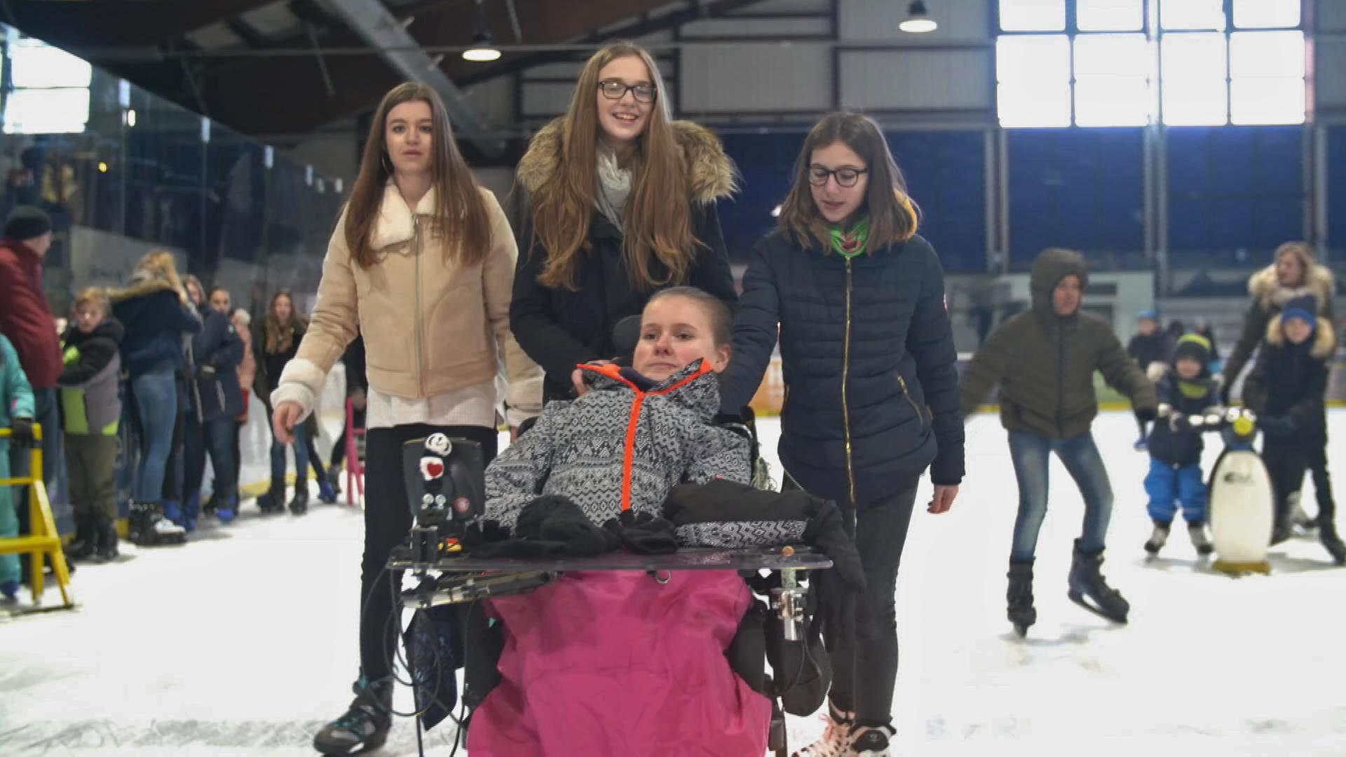 Sina Wolf (im Rollstuhl) und ihre Freundinnen in der Eishhalle