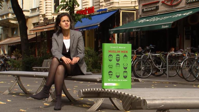 Sineb El Masrar und Buchcover "Muslim Men"