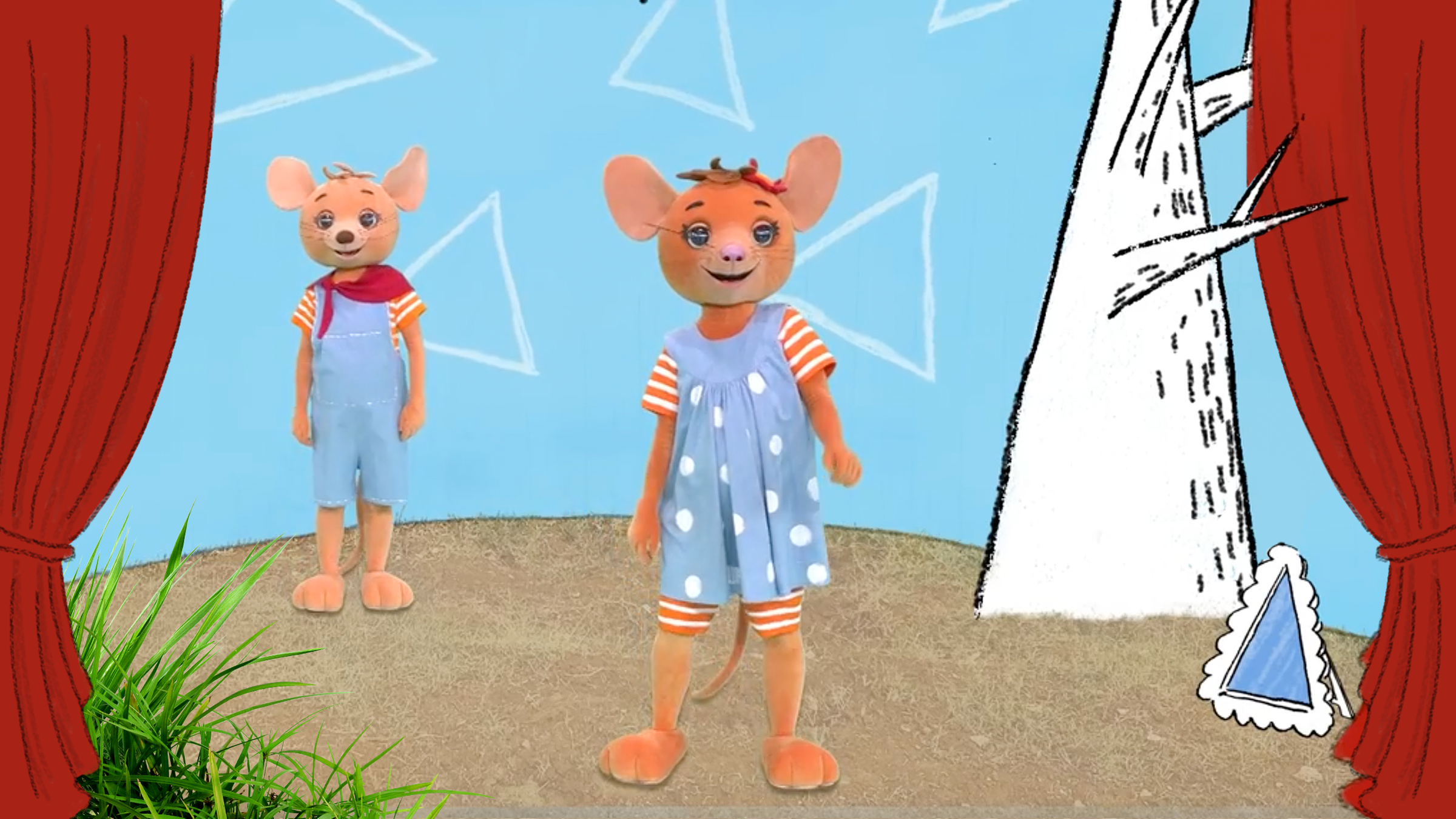 Jo (links) und Naya (rechts) stehen eingerahmt von zwei roten Theatervorhängen im Raum. Auf dem blauen Hintergrund sind Dreiecke abgebildet. Rechts ein gezeichneter Baumstamm in Dreicksform und auf dem Boden steht ein Bilderrahmen in Dreiecksform.