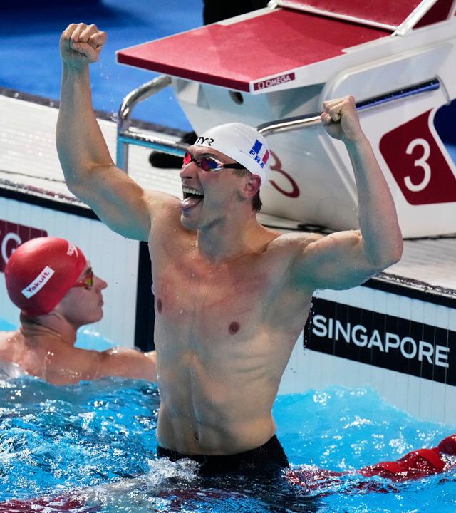 Maxime Grousset aus Frankreich jubelt nach dem Gewinn der Goldmedaille im 50-Meter-Schmetterlingsfinale der Männer bei den World Aquatics Championships in Singapur. 