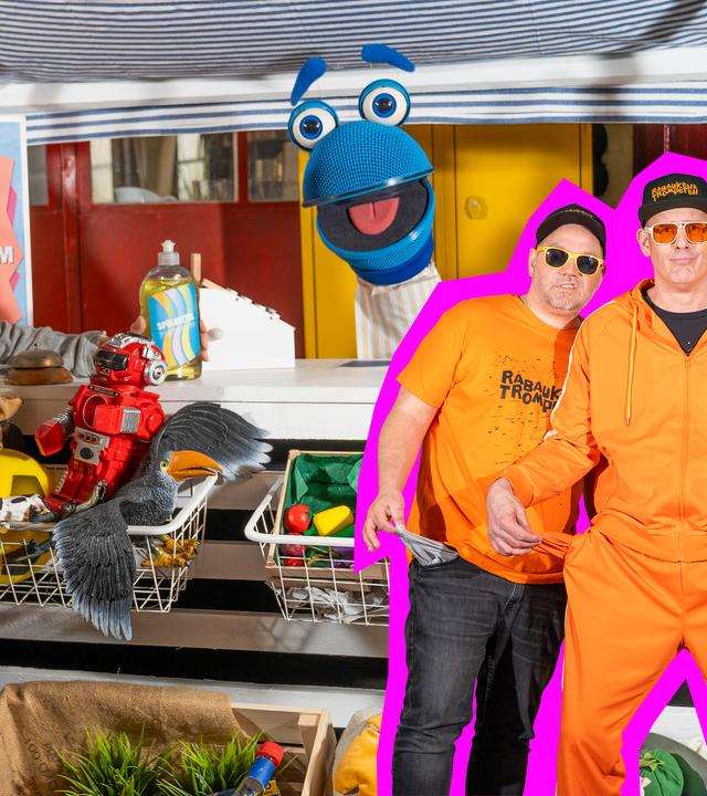 SingAlarm - Singdings Kiosk: SingDing schaut hinter einem Verkaufsstand hervor. Singa lehnt an dessen Tresen. In der rechten Bildhälfte stehen Rabauken und Trompeten und zeigen ihre leeren Hosentaschen.