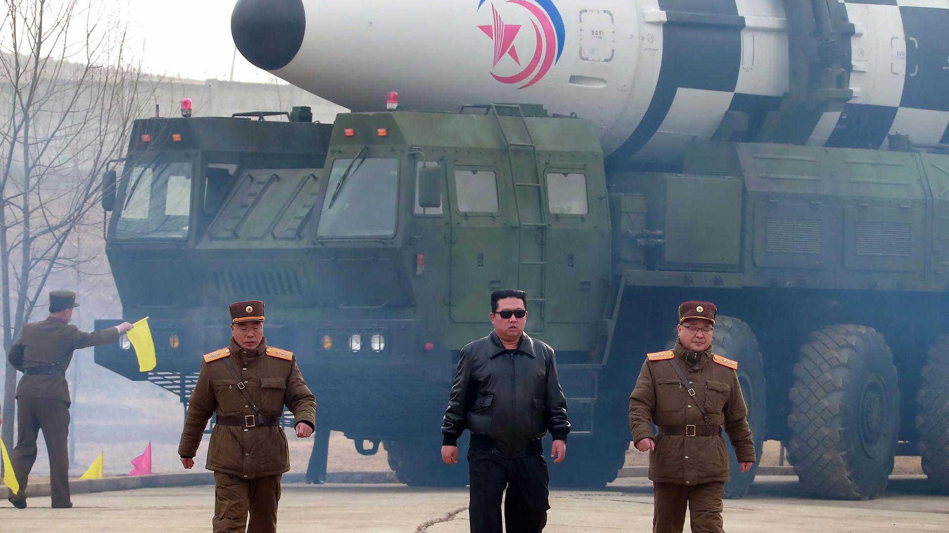 Dieses von der staatlichen nordkoreanischen Nachrichtenagentur KCNA zur Verfügung gestellte Bild zeigt Kim Jong Un, Machthaber von Nordkorea, vor dem Test einer neuartigen, atomwaffenfähigen, ballistischen Interkontinentalrakete.