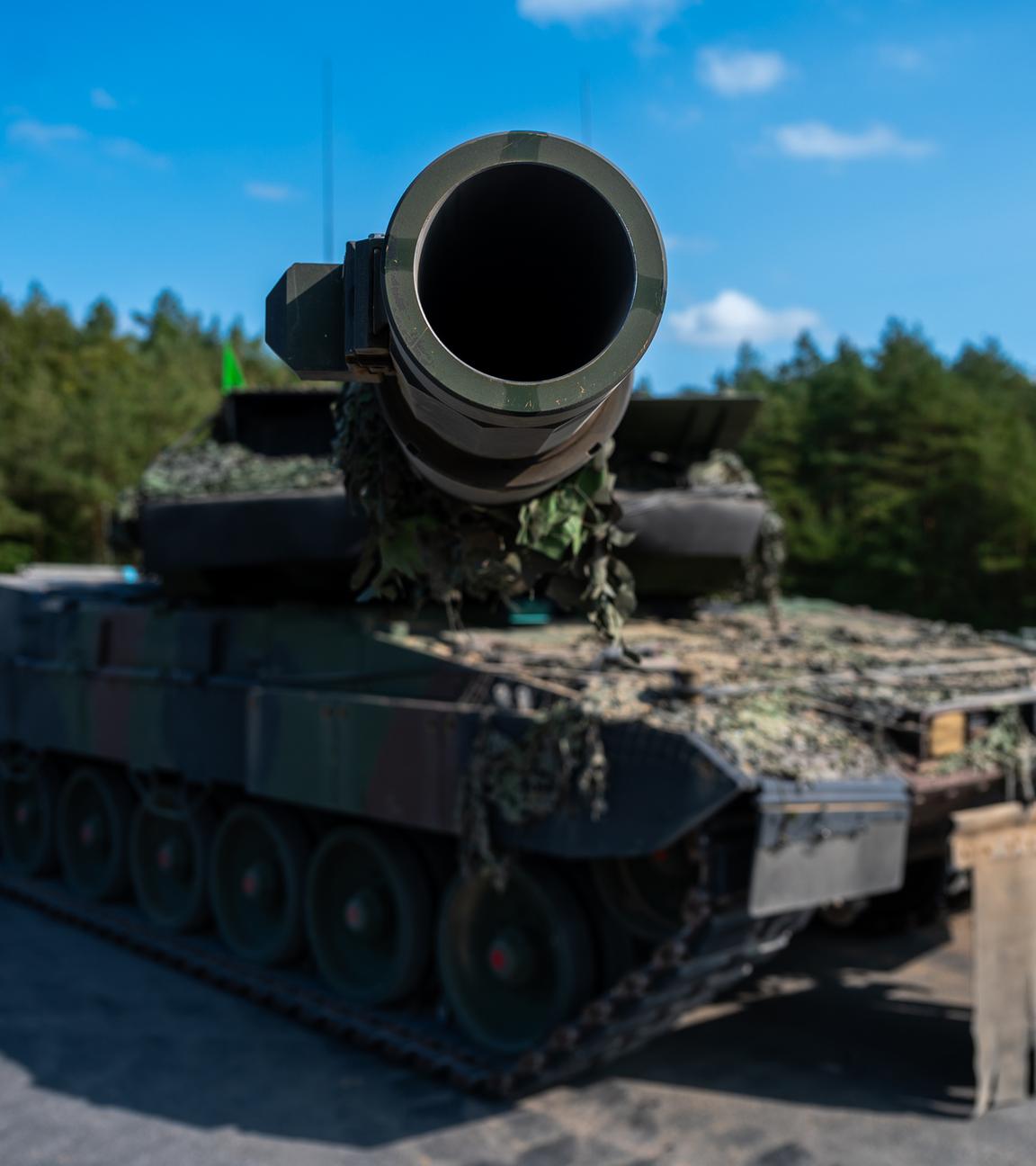 Ein Kampfpanzer der Bundeswehr vom Typ ·Leopard 2 A7V· steht auf einem Übungsplatz.