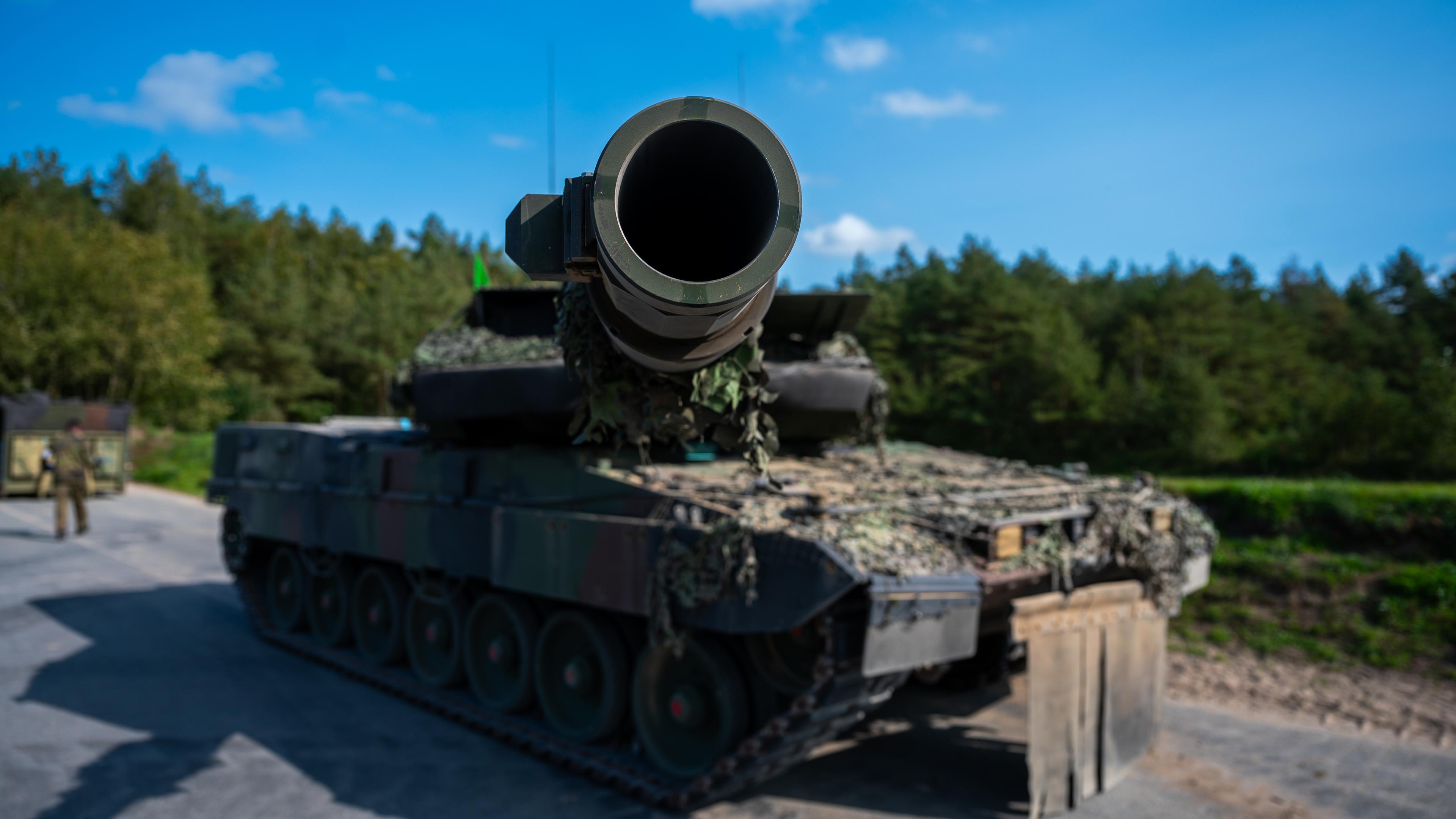 Ein Kampfpanzer der Bundeswehr vom Typ ·Leopard 2 A7V· steht auf einem Übungsplatz.