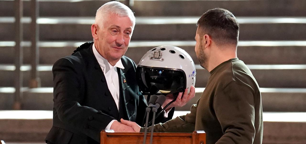 Dem Sprecher des britischen Unterhauses, Sir Lindsay Hoyle, überreichte Selenskyj den Helm eines ukrainischen Kampfpiloten.