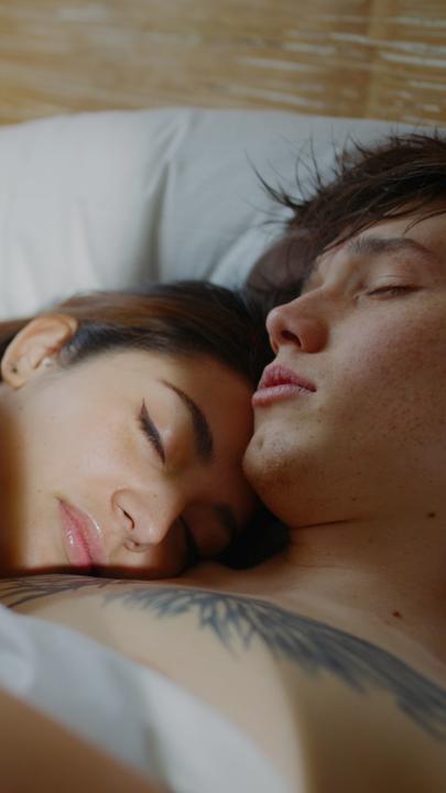 Nacktes Paar im Bett.