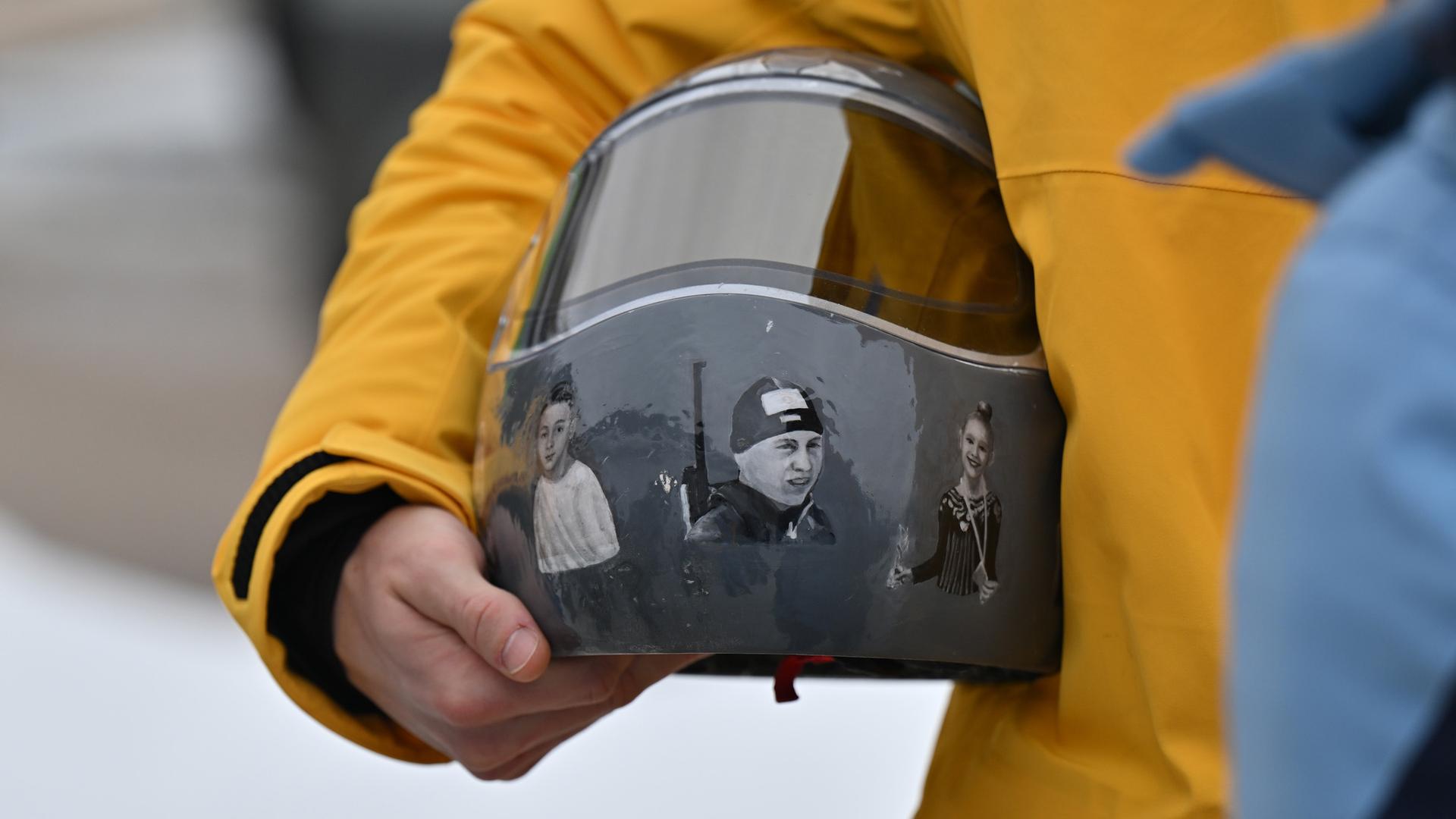 Am 12. Februar 2026 trägt Wladislaw Heraskewytsch aus der Ukraine bei den Olympischen Winterspielen Mailand Cortina 2026 im italienischen Cortina d’Ampezzo im Skeleton-Wettbewerb der Männer seinen Helm unter dem Arm.