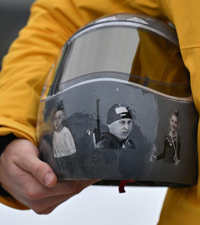 Am 12. Februar 2026 trägt Wladislaw Heraskewytsch aus der Ukraine bei den Olympischen Winterspielen Mailand Cortina 2026 im italienischen Cortina d’Ampezzo im Skeleton-Wettbewerb der Männer seinen Helm unter dem Arm.