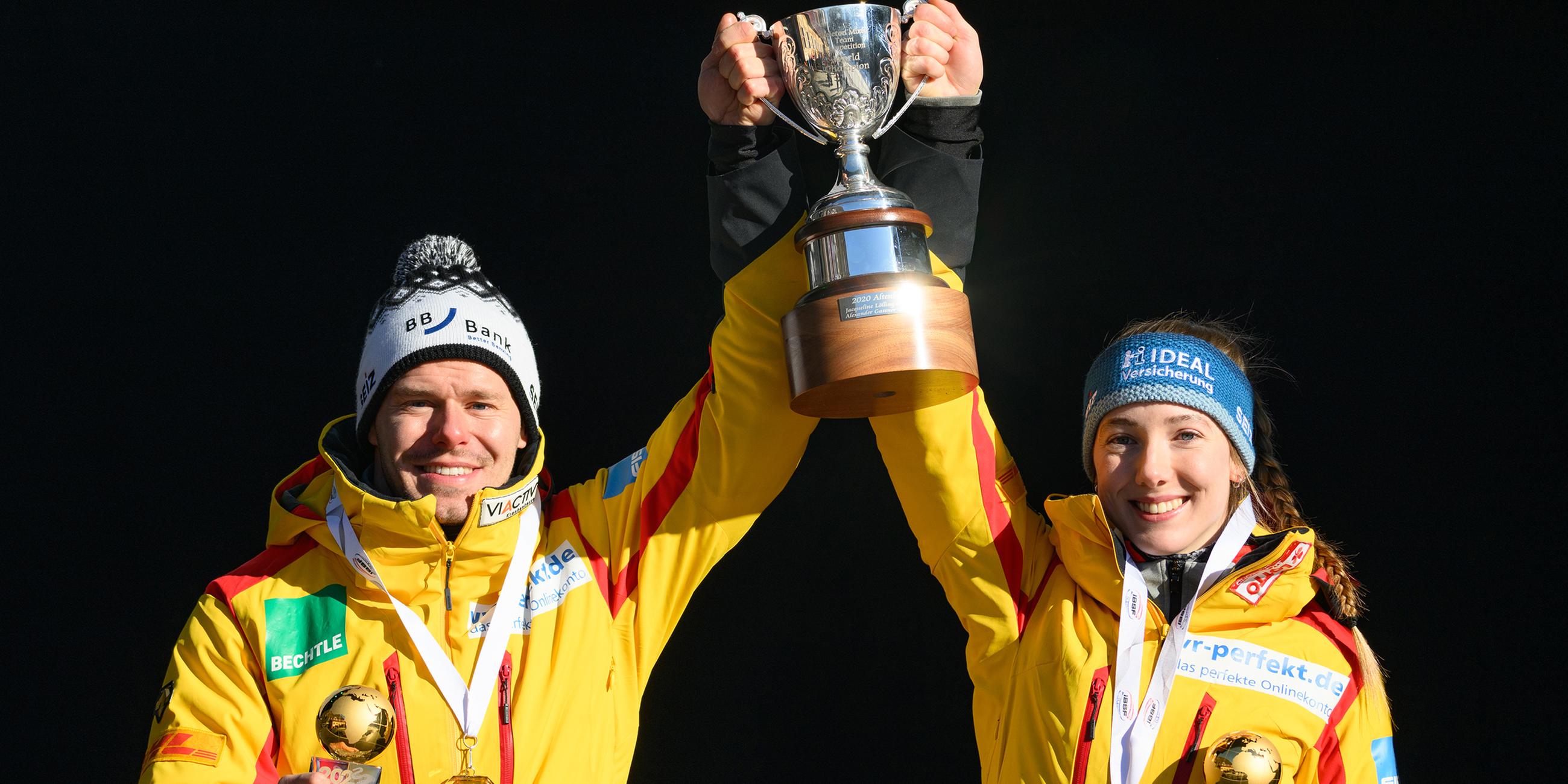 Die Weltmeister Christopher Grotheer und Susanne Kreher präsentieren nach der Siegerehrung den Pokal am 29.01.2023 in St.Moritz. 