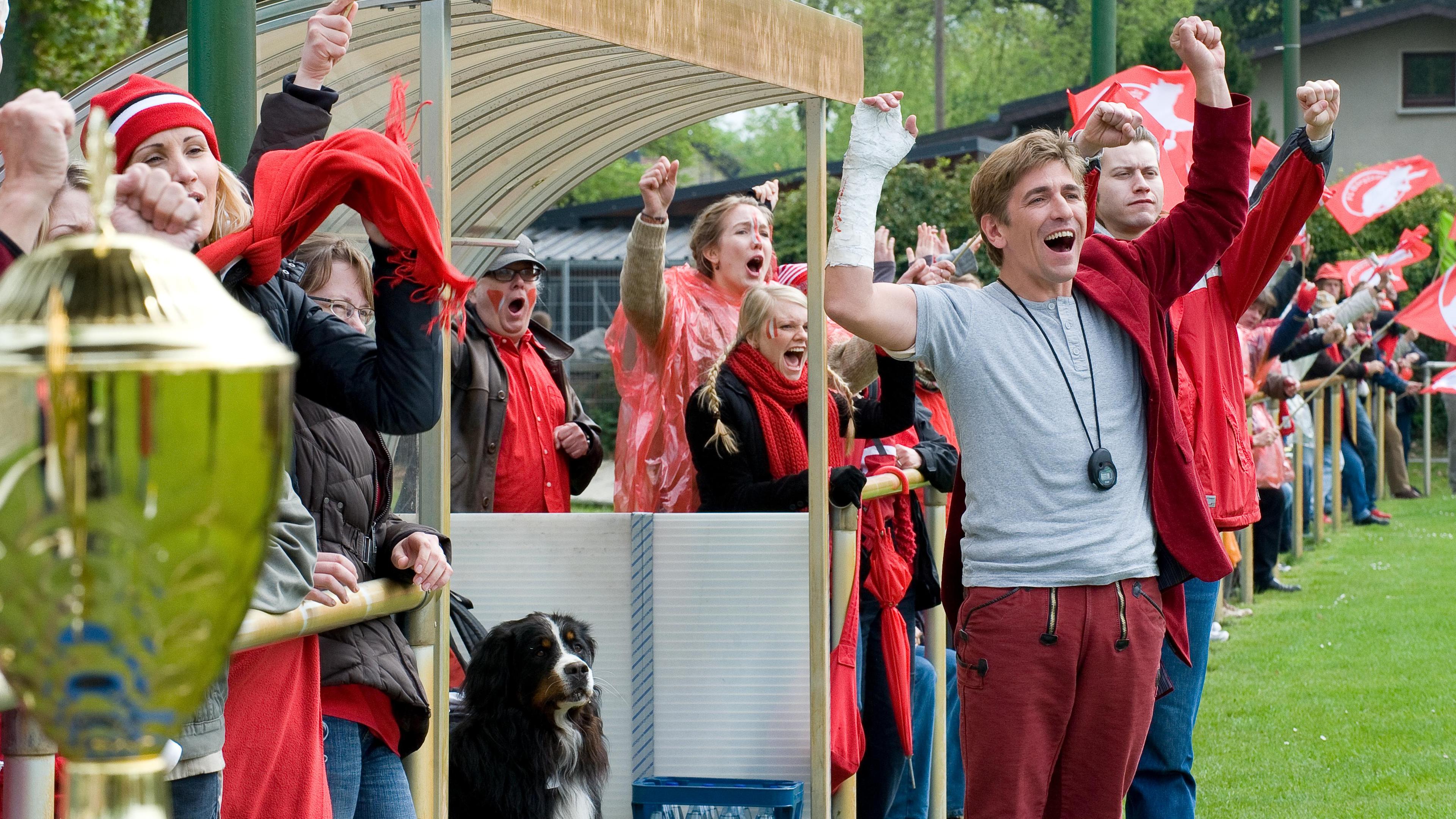 Keks und Fritz jubeln beim Fußballspiel