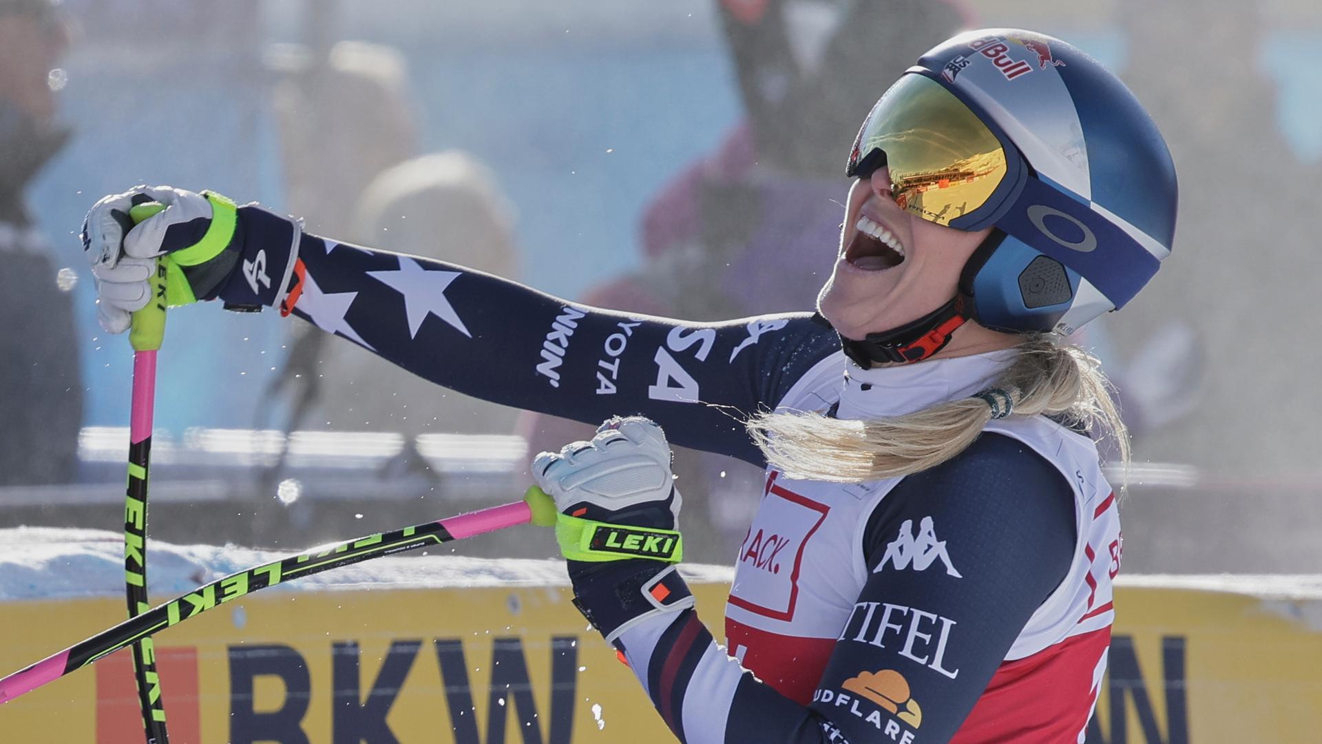 Skirennfahrerin Lindsey Vonn jubelt nach ihrer Zieldurchfahrt bei der Abfahrt in St. Moritz am 12.12.2025.