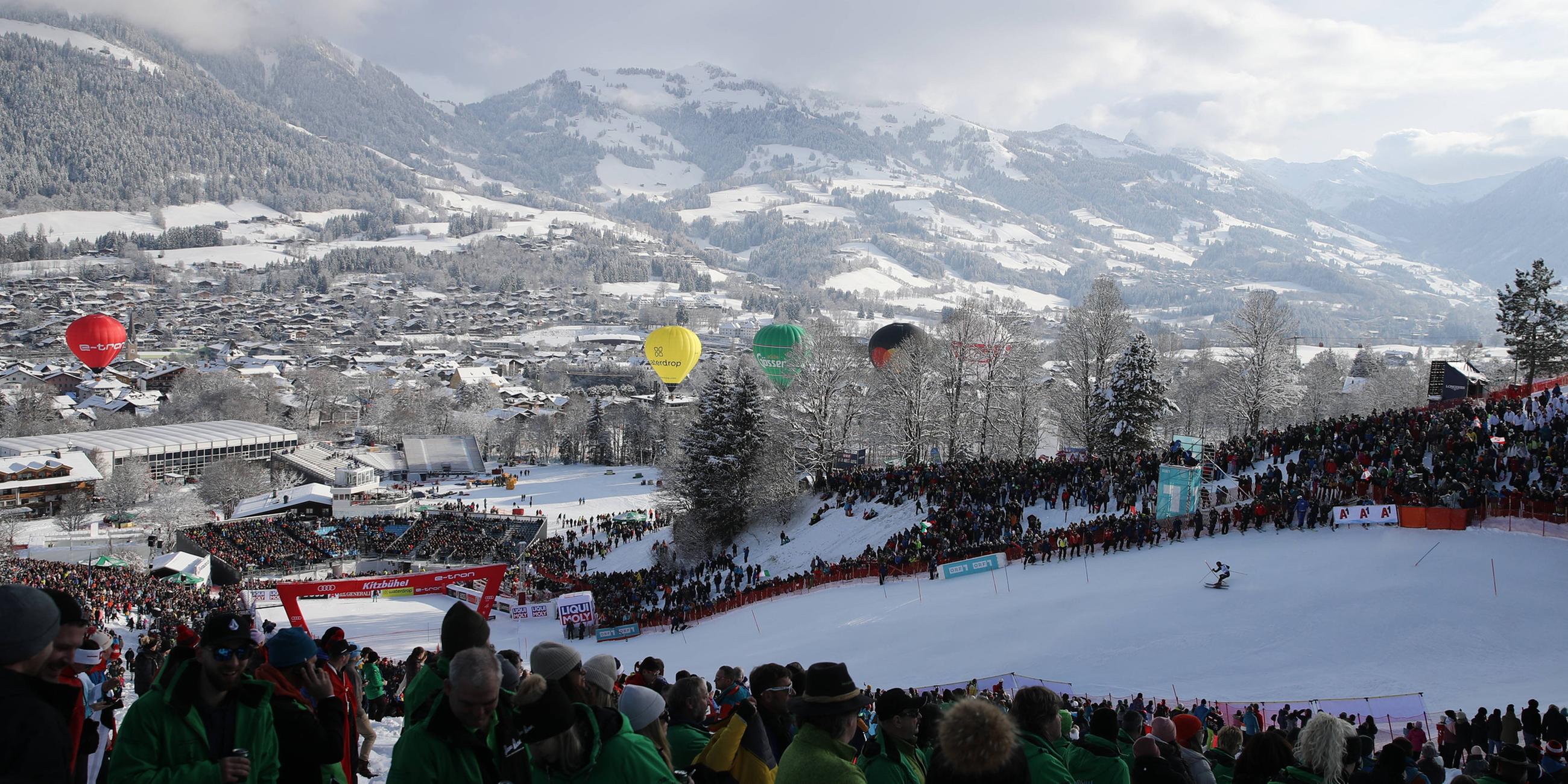 22.01.2023, Kitzbühel Österreich: Ausblick auf die Strecke mit Fans