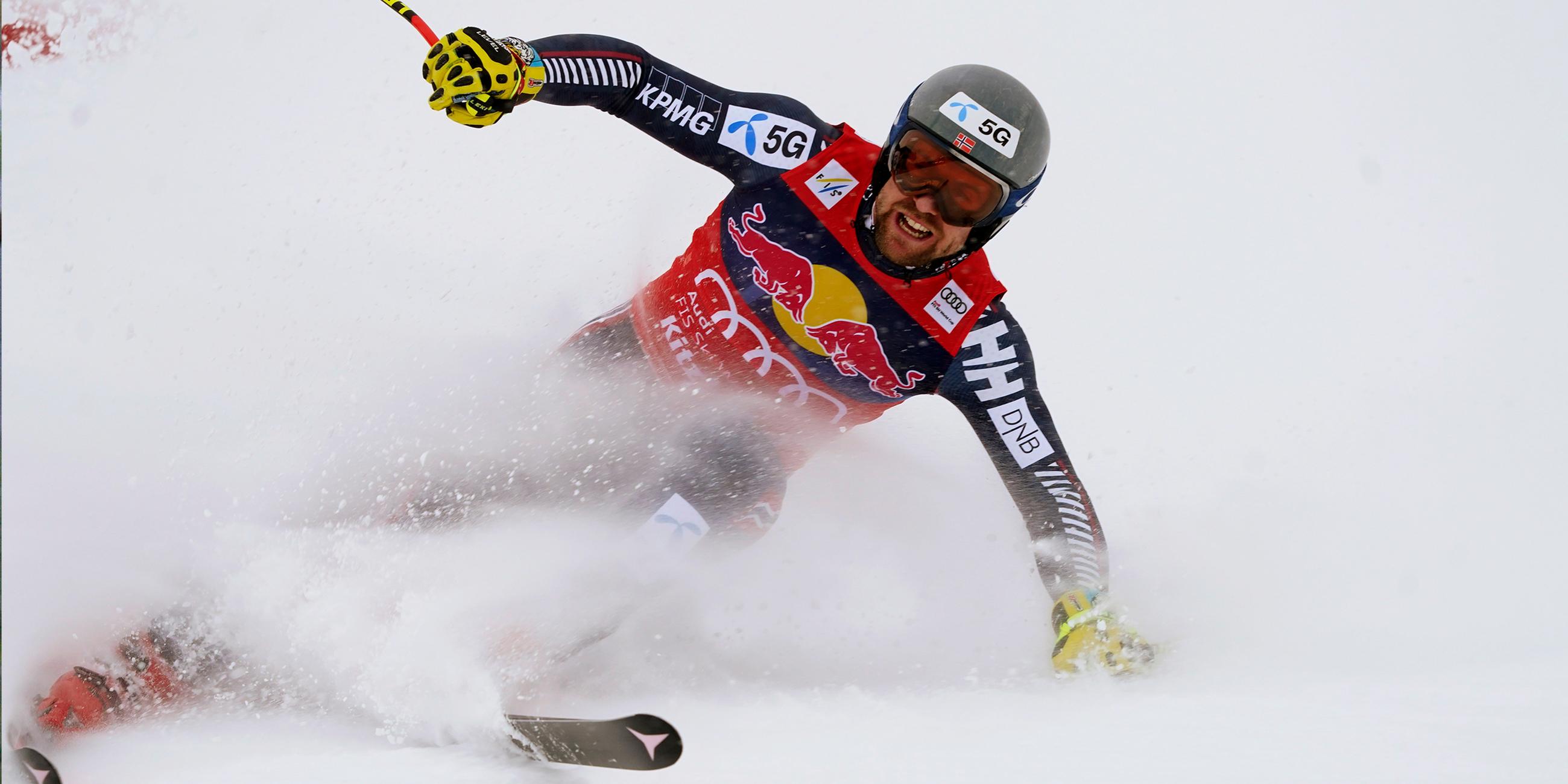 Der Norweger Aleksander Aamodt Kilde kommt während eines alpinen Skiweltcup-Abfahrtsrennens der Herren im Ziel an am 21.01.2023 in Kützbühel, Österreich. 