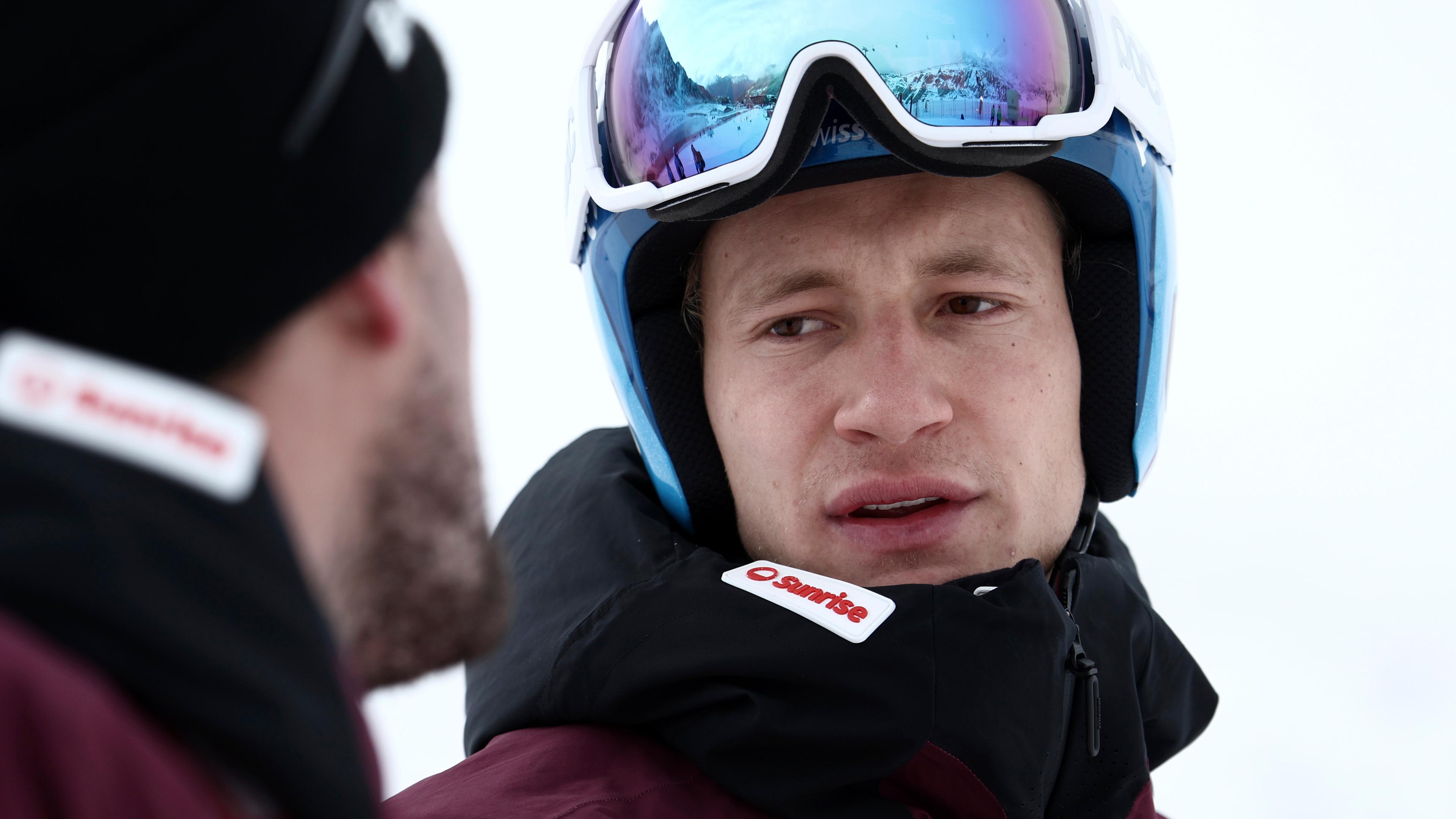 Österreich, Sölden: Ski alpin: Weltcup, Riesenslalom, Herren, 1. Durchgang: Der Schweizer Marco Odermatt (r) spricht mit einem Teamkollegen vor dem ersten Lauf.