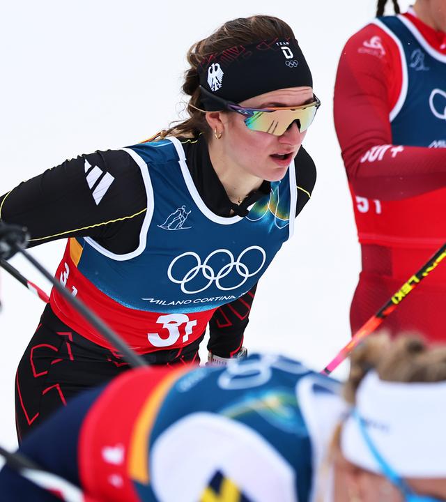 In Tesero/Italien zeigen Linn Svahn (vorn, Schweden), Laura Gimmler (M, Deutschland) und Anja Weber (hinten r, Schweiz) beim Skilanglauf-Staffelrennen der Frauen (4x7,5 km) der Olympischen Winterspiele Mailand Cortina 2026 am 14. Februar 2026 unmittelbar nach dem Start Aktion.