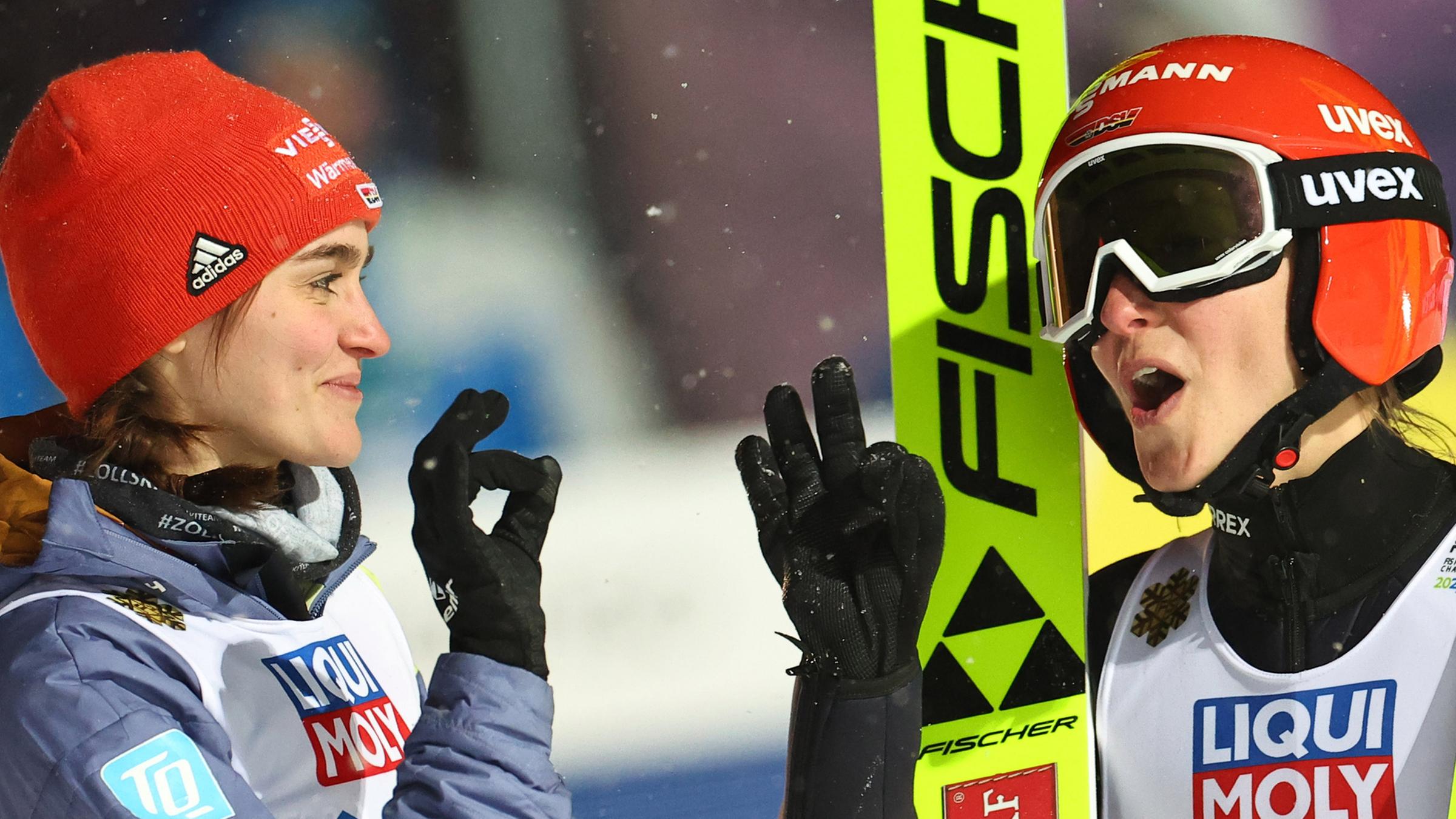 26.02.2023, Planica, Slowenien: Katharina Althaus (r.) aus Deutschland jubelt nach ihrem Sprung mit Selina Freitag aus Deutschland
