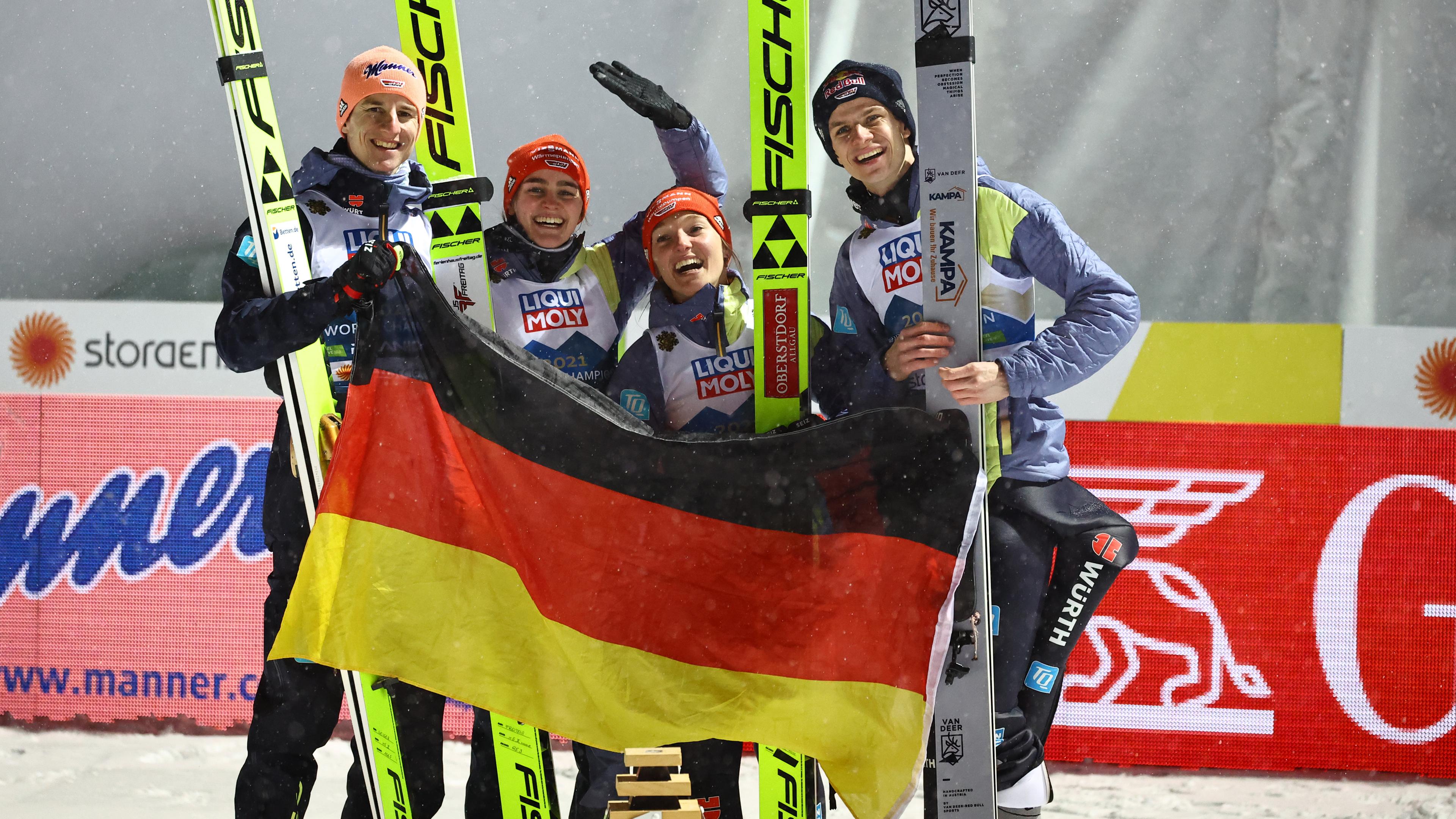 Karl Geiger (l-r), Selina Freitag, Katharina Althaus, Andreas Wellinger aus Deutschland jubeln nach dem letzten Sprung.