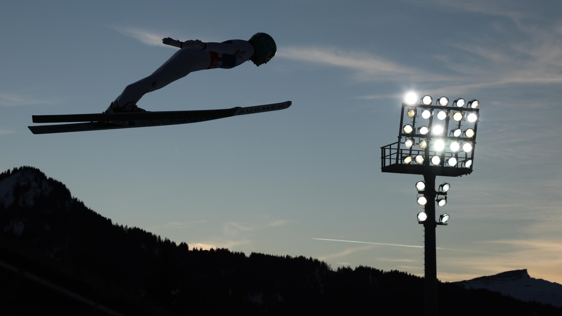 Skispringen Two Nights Tour: Eva Pinkelnig aus Österreich in Aktion